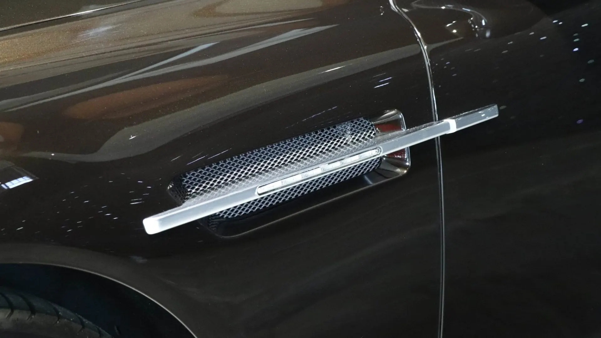 Aston Martin DBS — photo 36