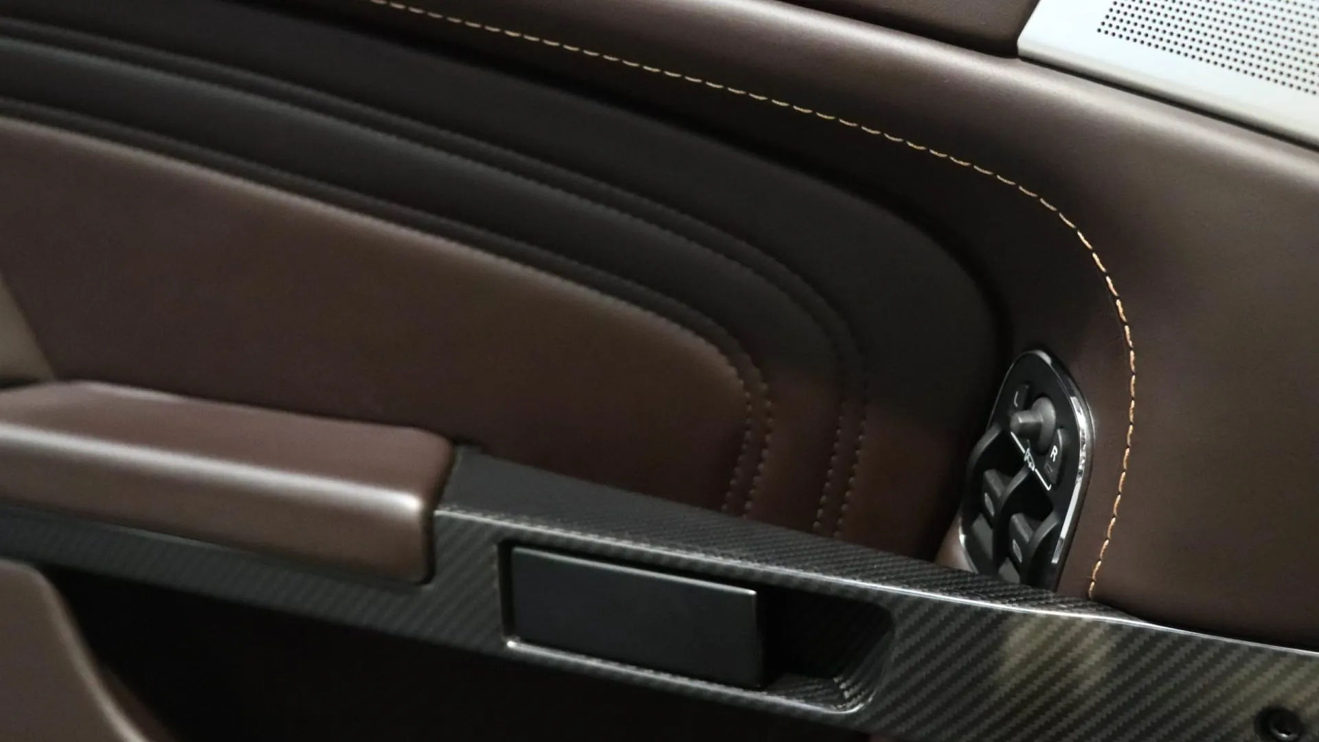 Aston Martin DBS — photo 29