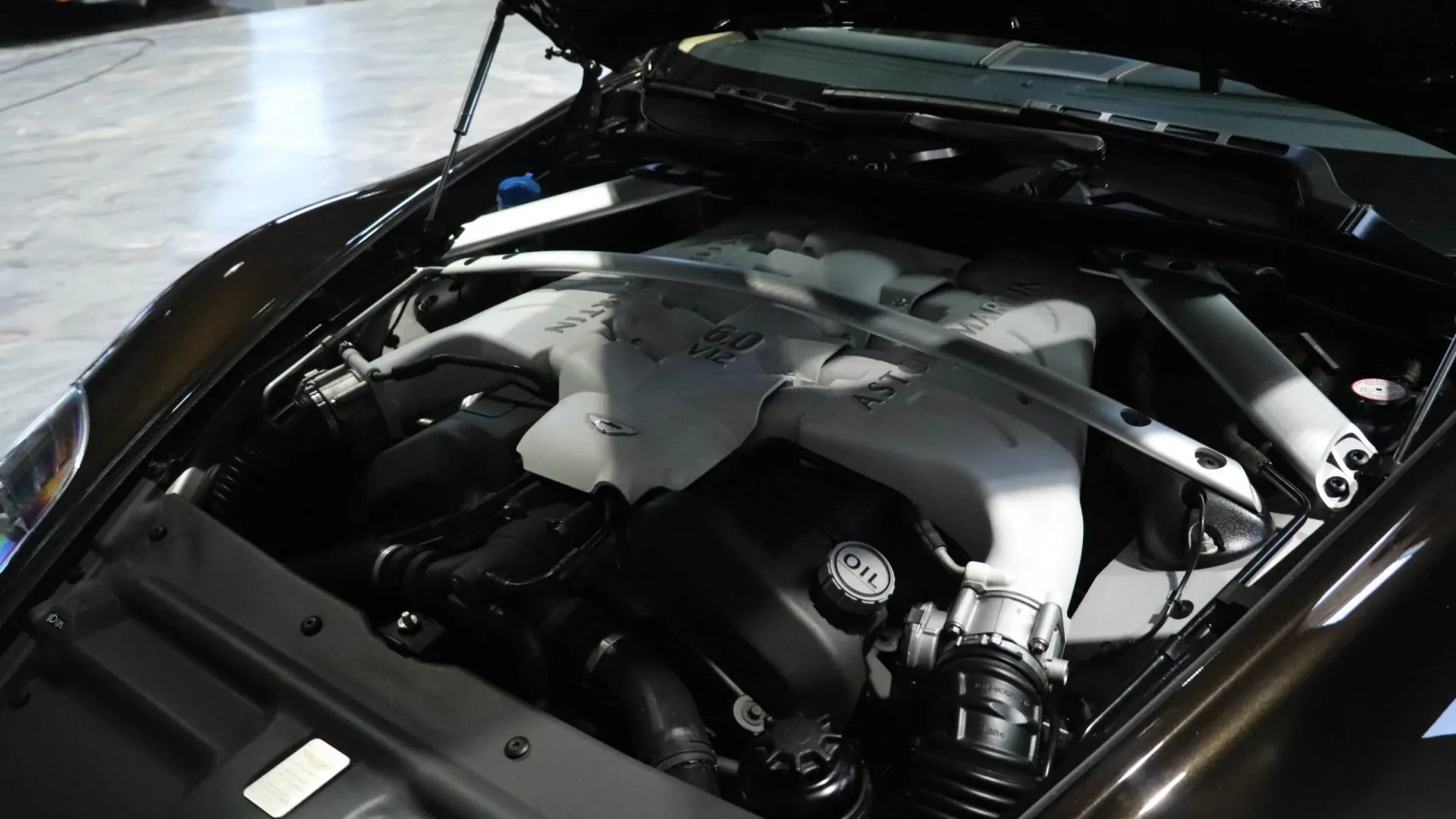 Aston Martin DBS — photo 40