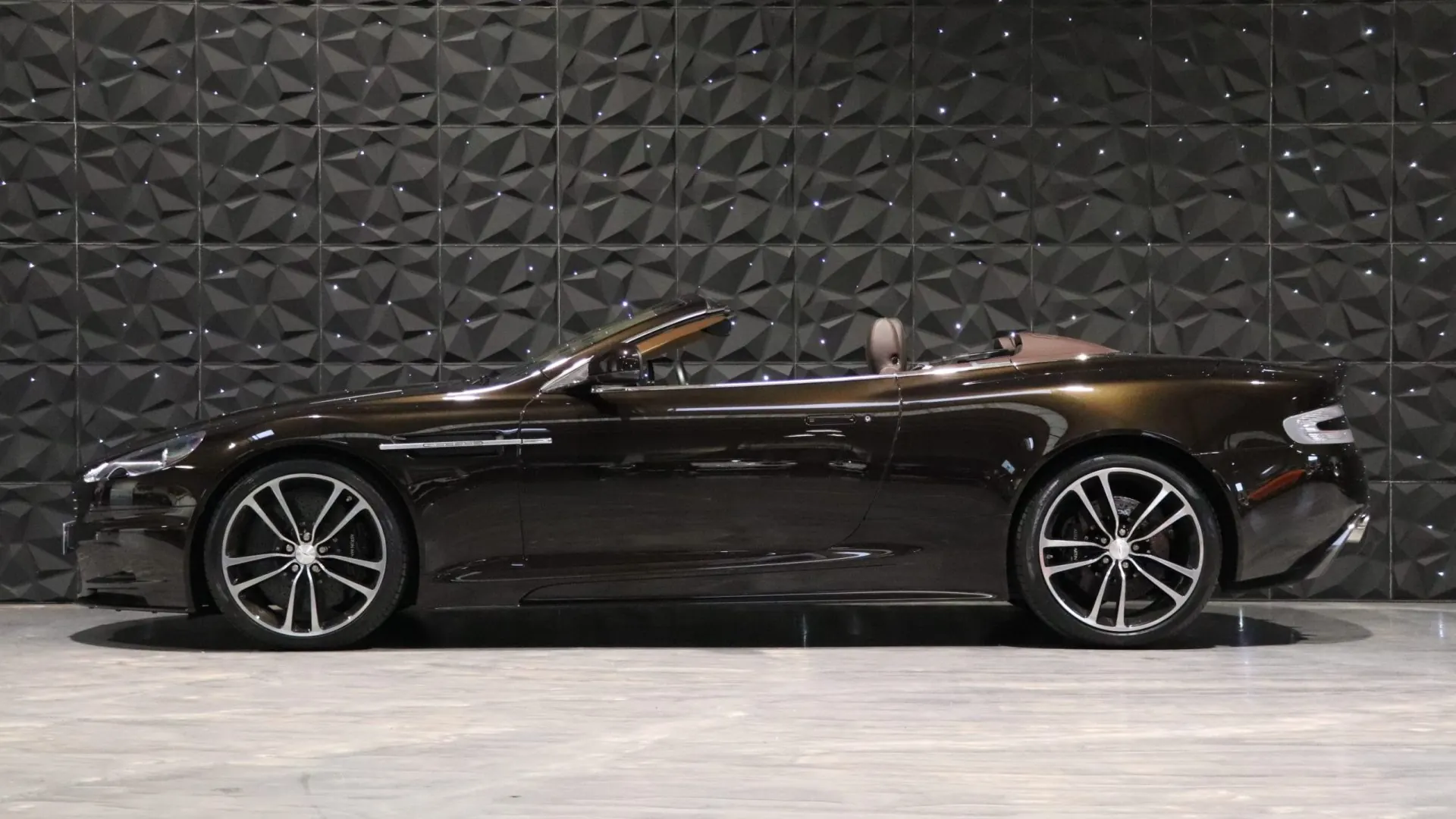 Aston Martin DBS — photo 5