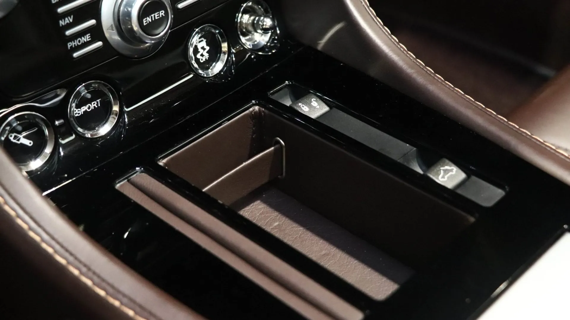 Aston Martin DBS — photo 23