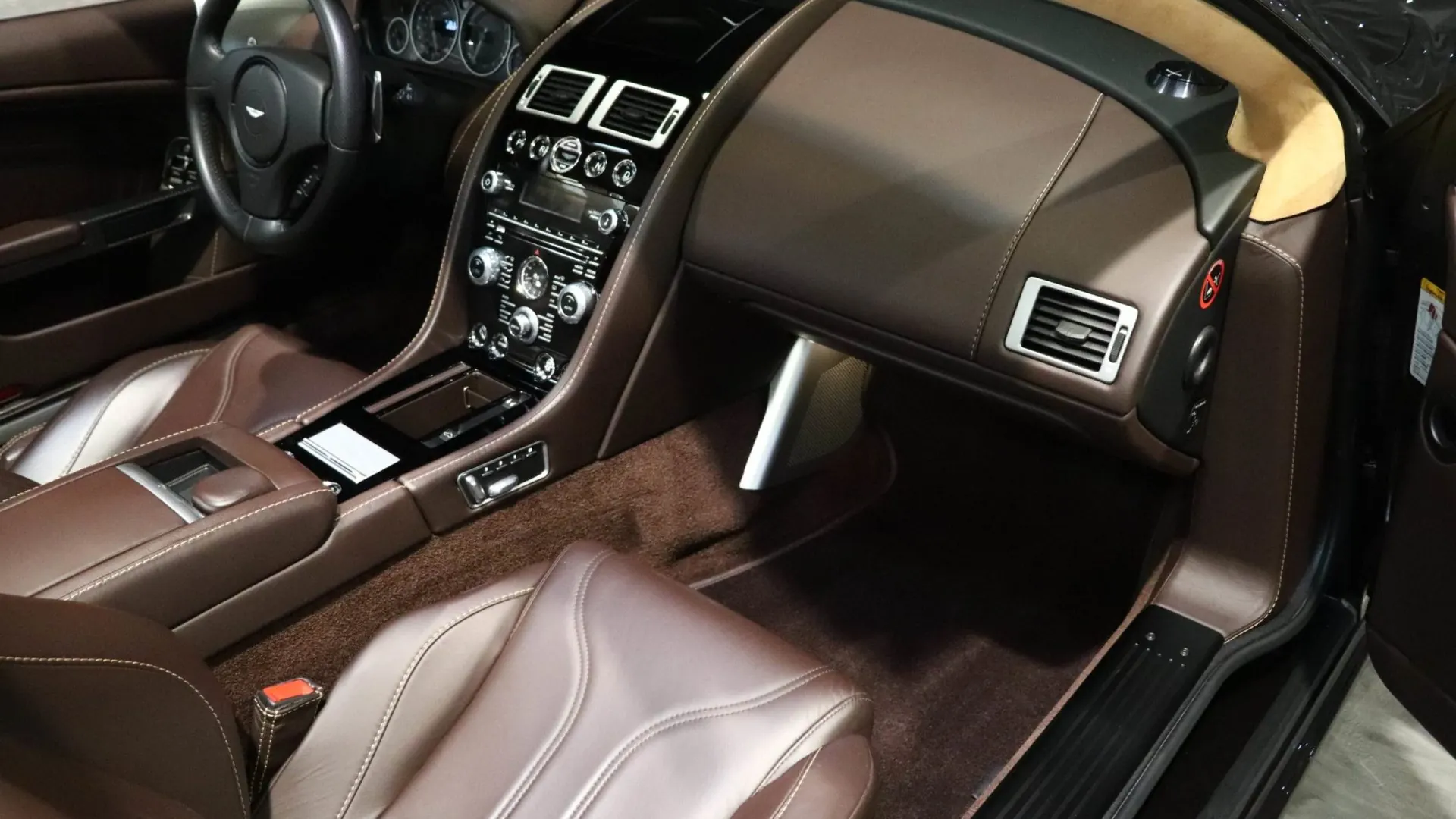 Aston Martin DBS — photo 20