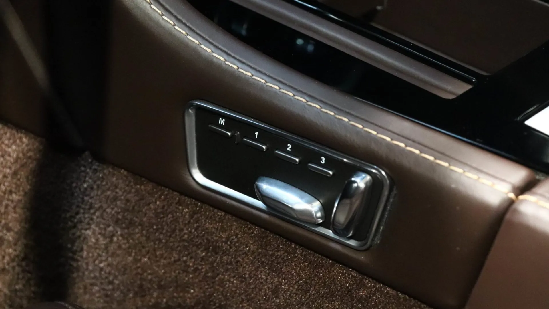 Aston Martin DBS — photo 12