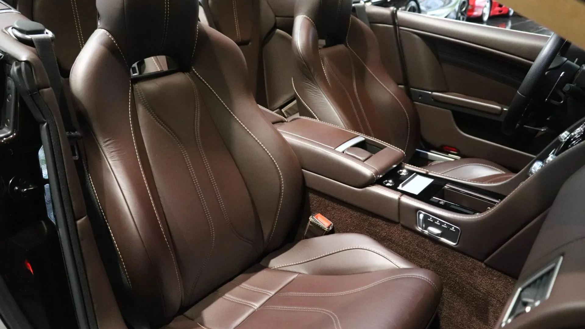 Aston Martin DBS — photo 19