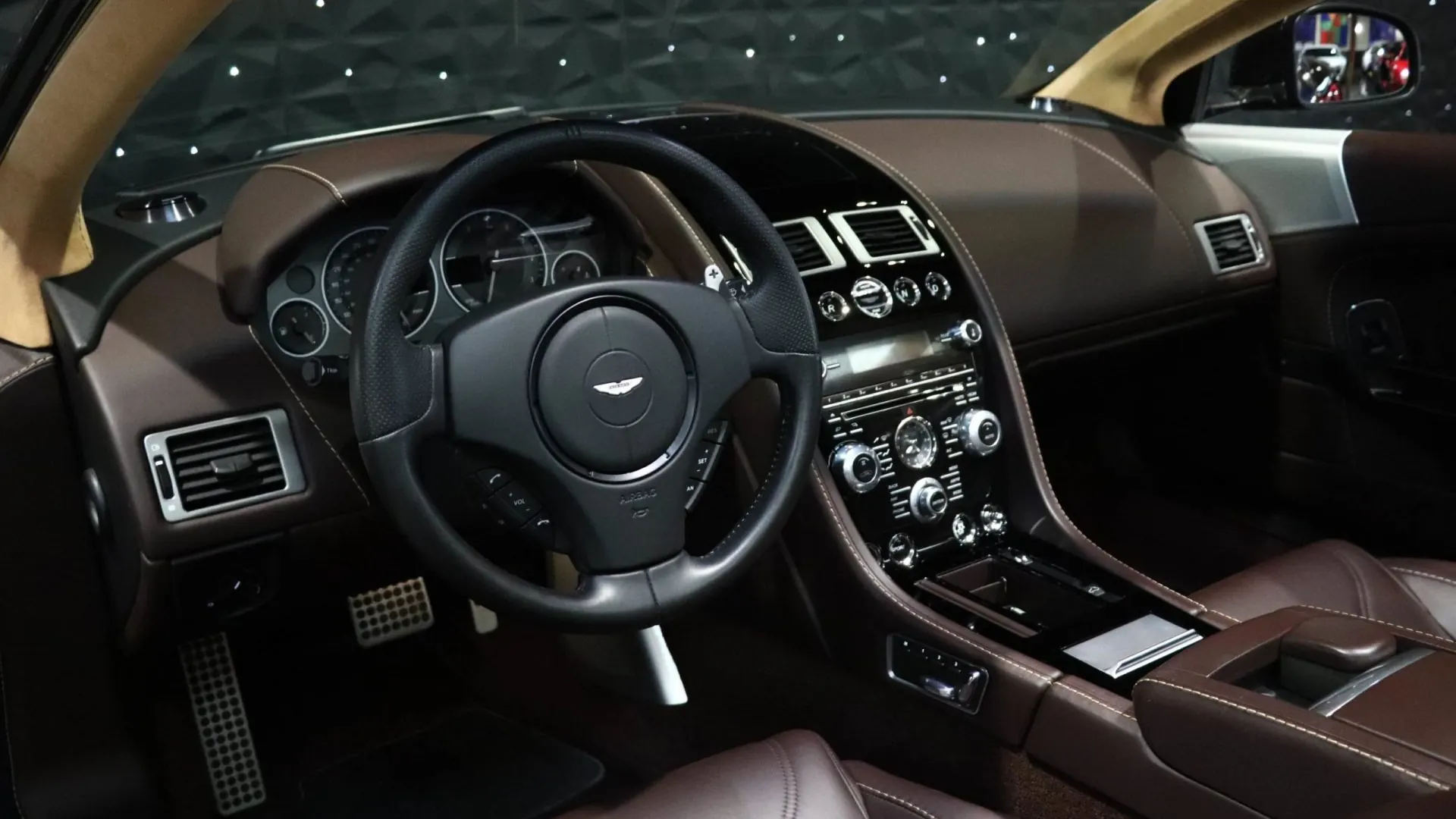 Aston Martin DBS — photo 9