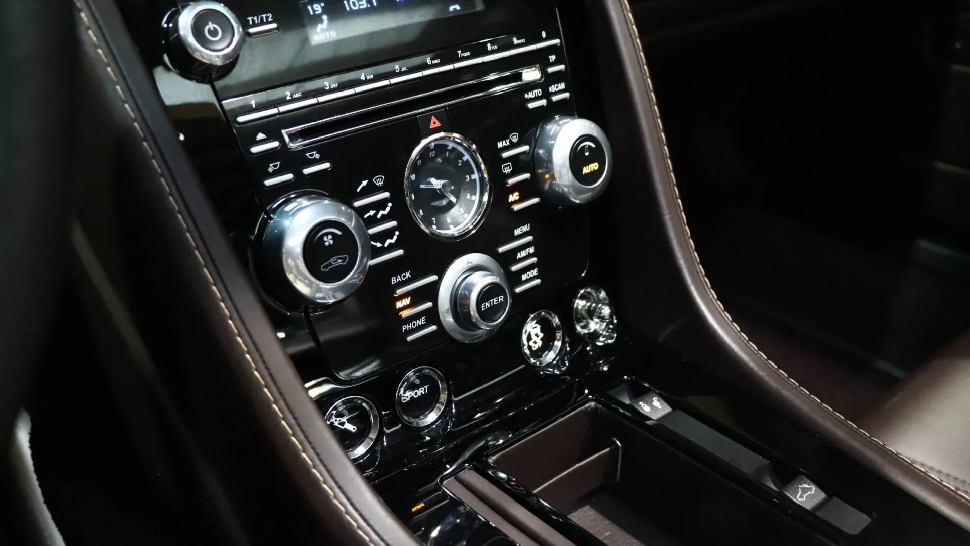 Aston Martin DBS — photo 21