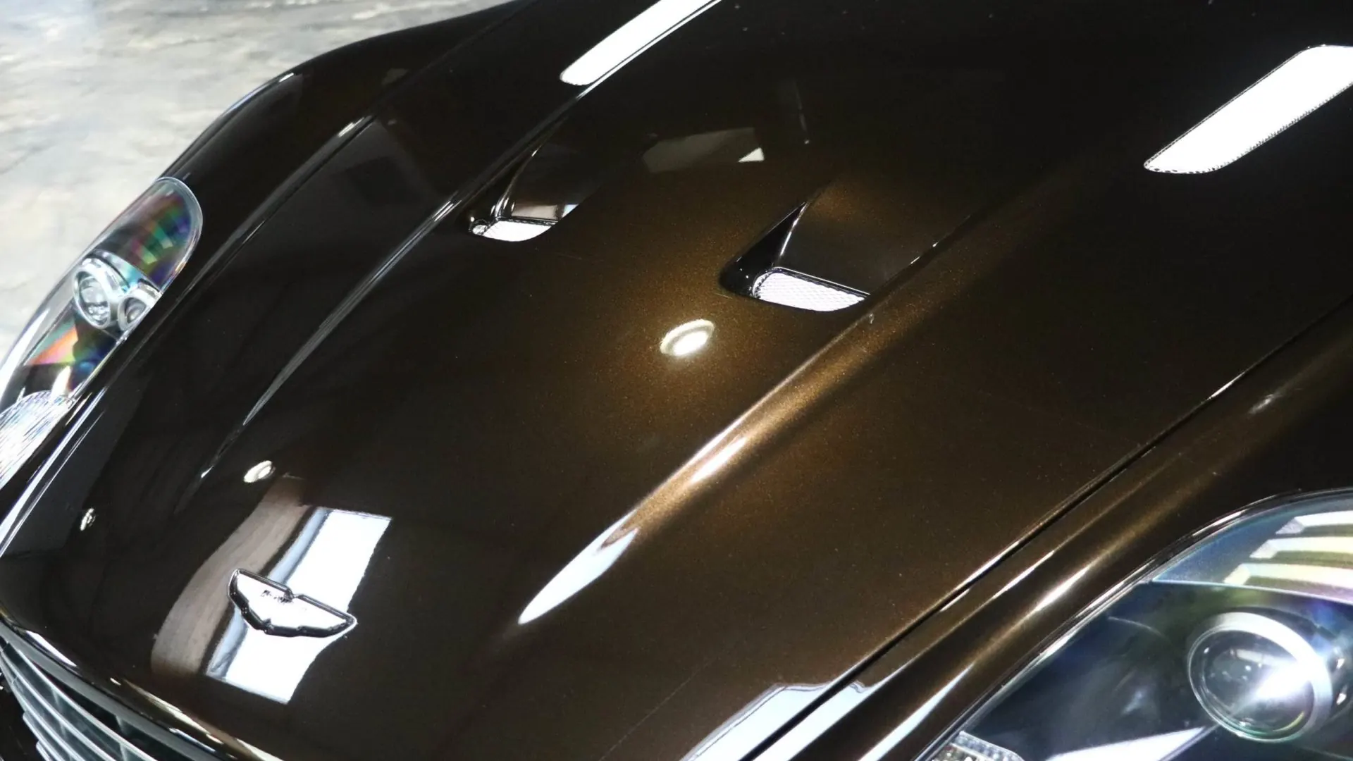 Aston Martin DBS — photo 34