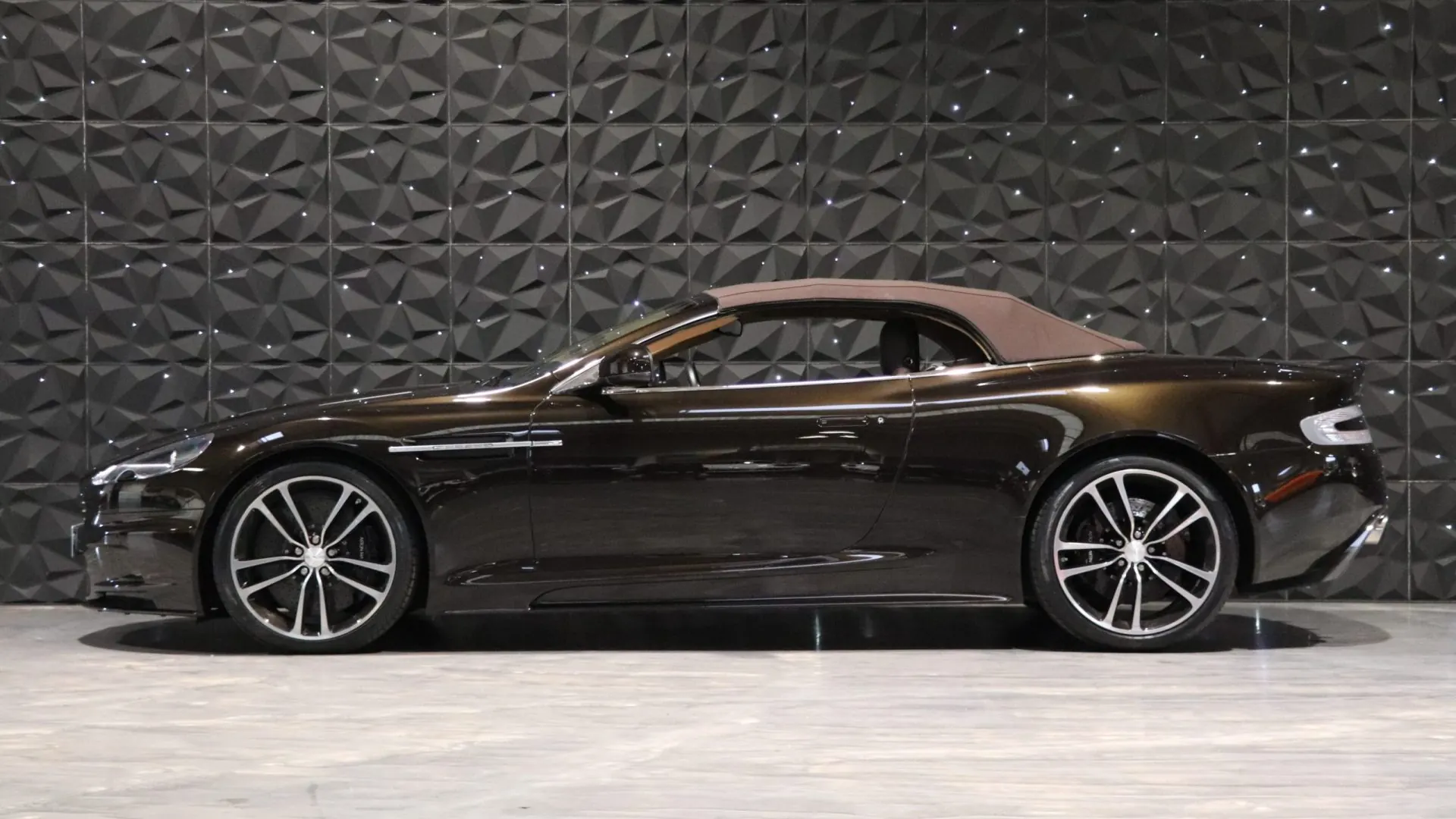 Aston Martin DBS — photo 6