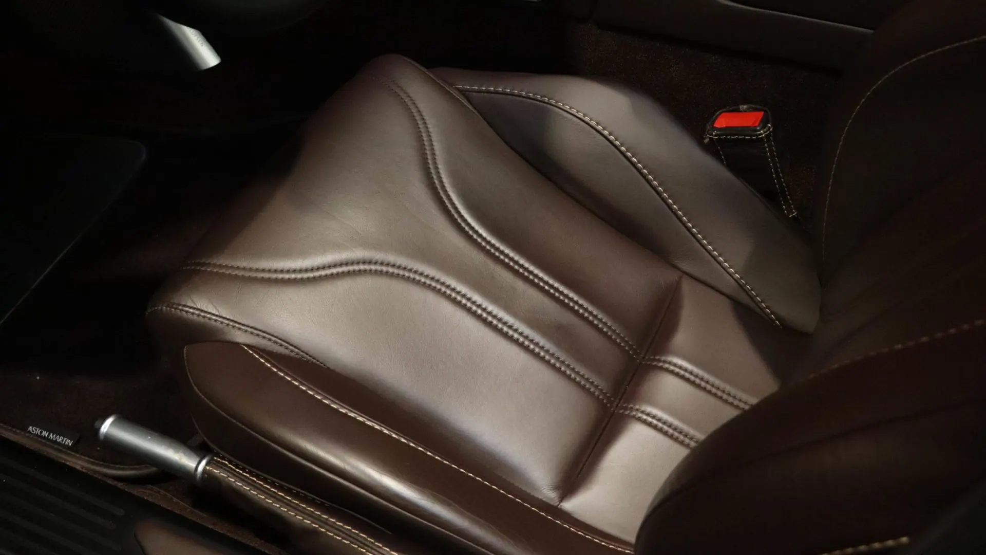 Aston Martin DBS — photo 11