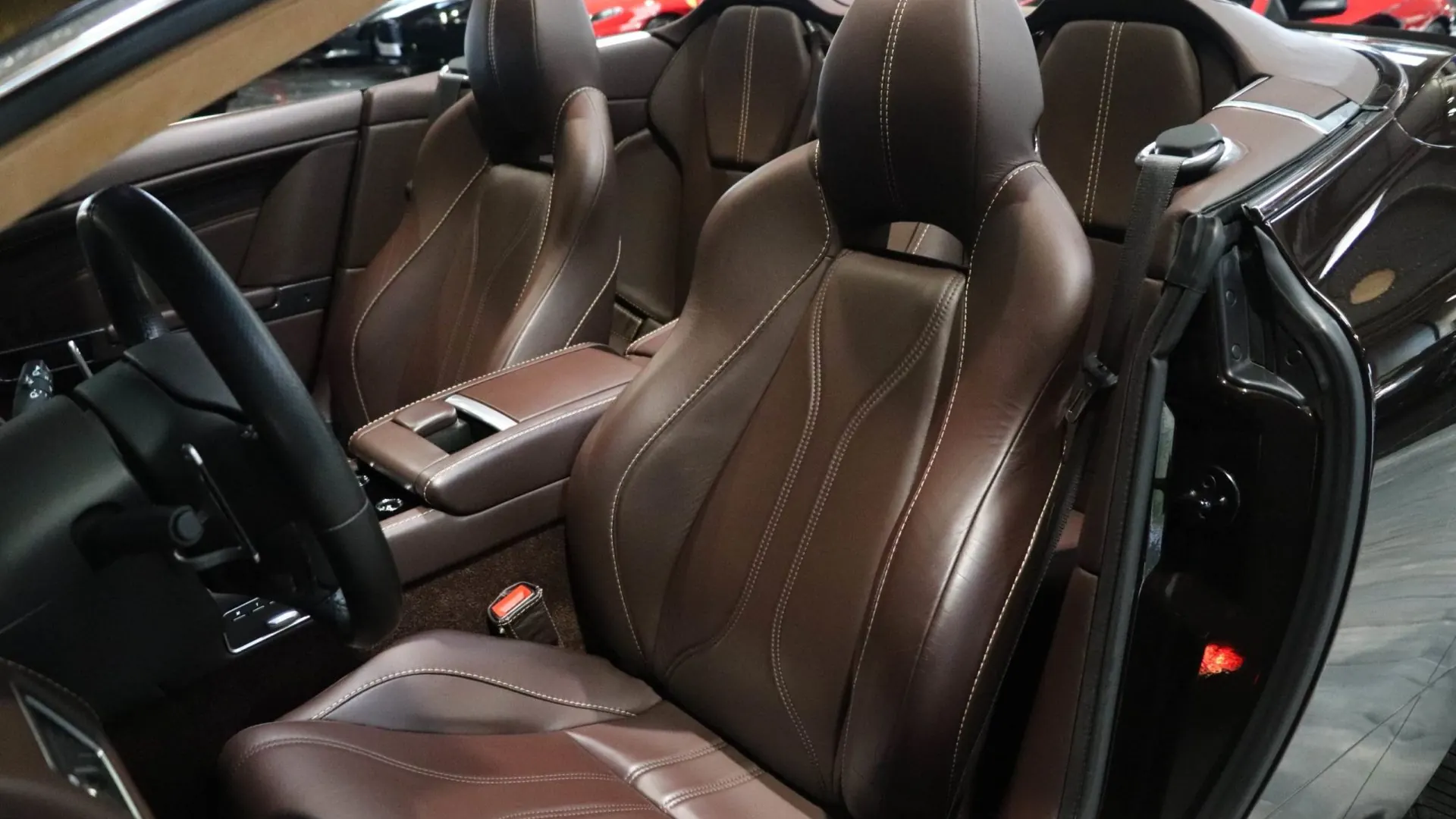 Aston Martin DBS — photo 7