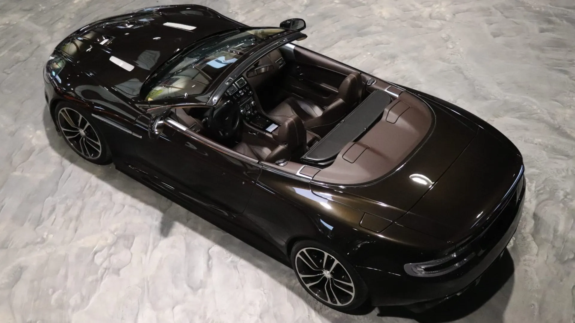 Aston Martin DBS — photo 42