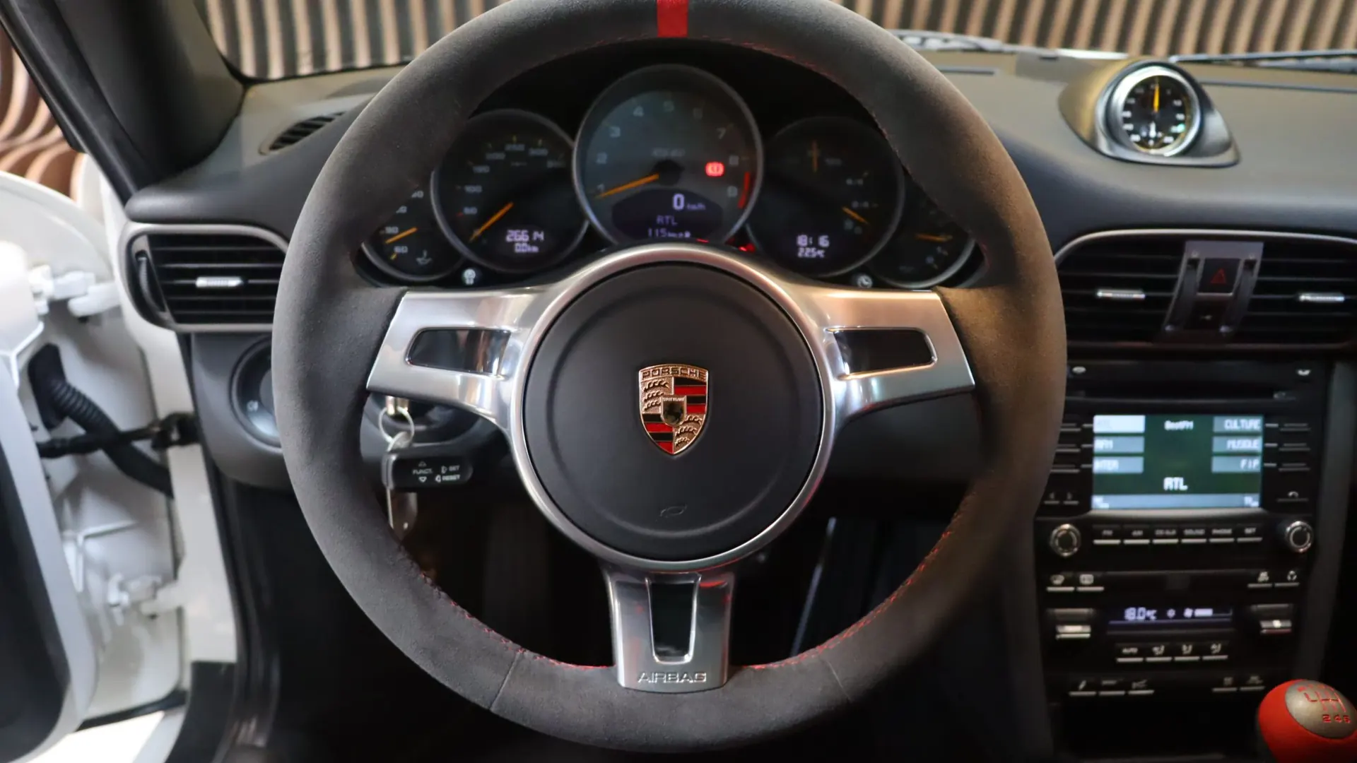 Porsche 911 — photo 9