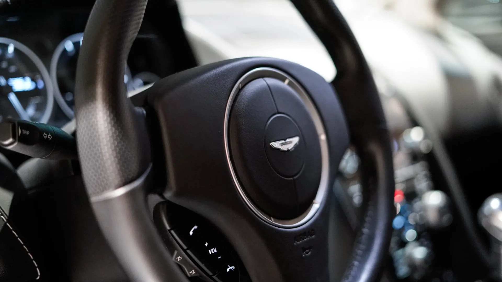 Aston Martin V12 — photo 13