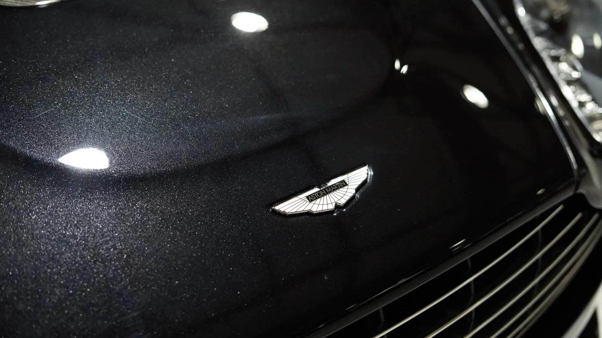 Aston Martin V12 — photo 23