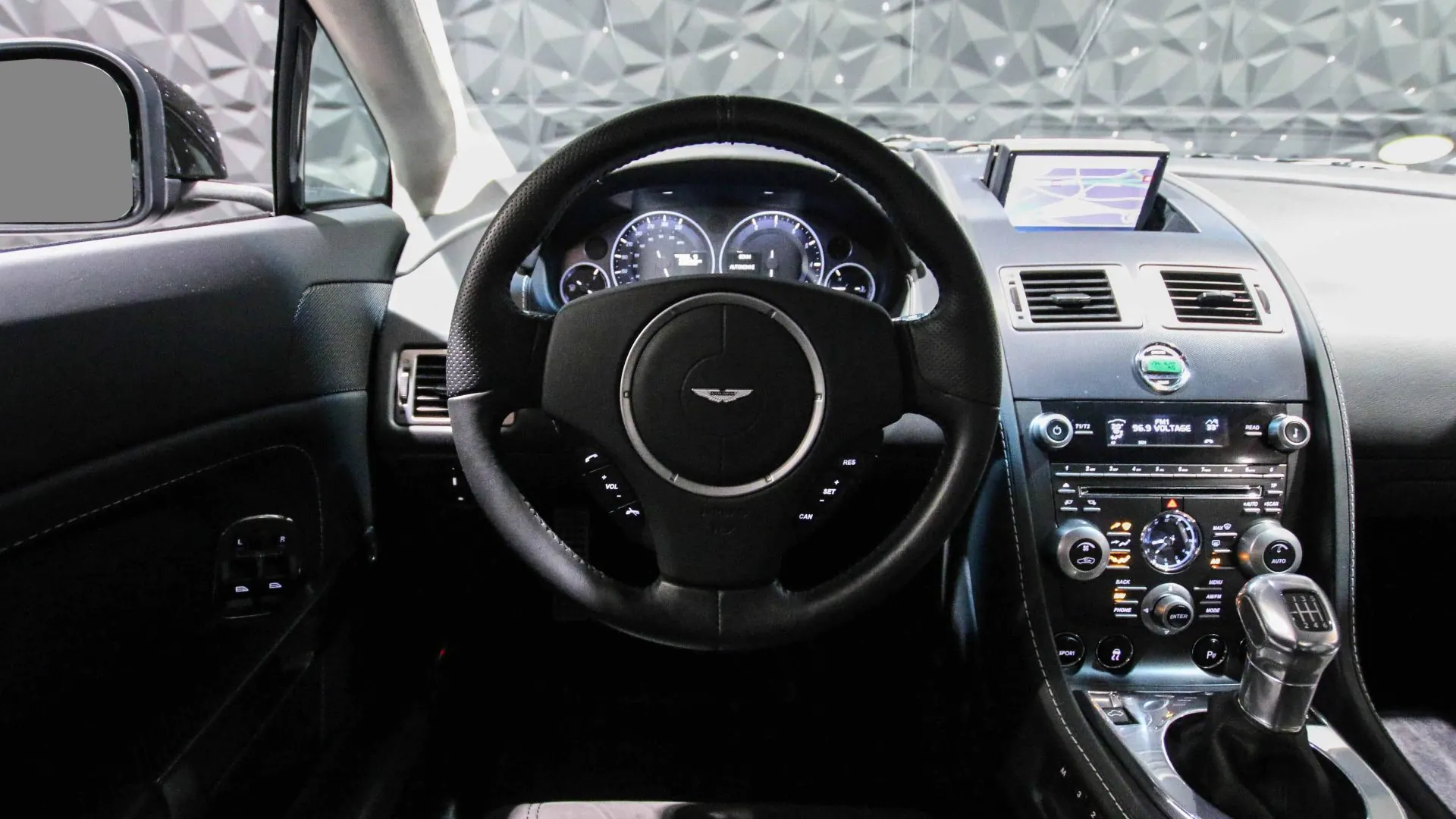 Aston Martin V12 — photo 9