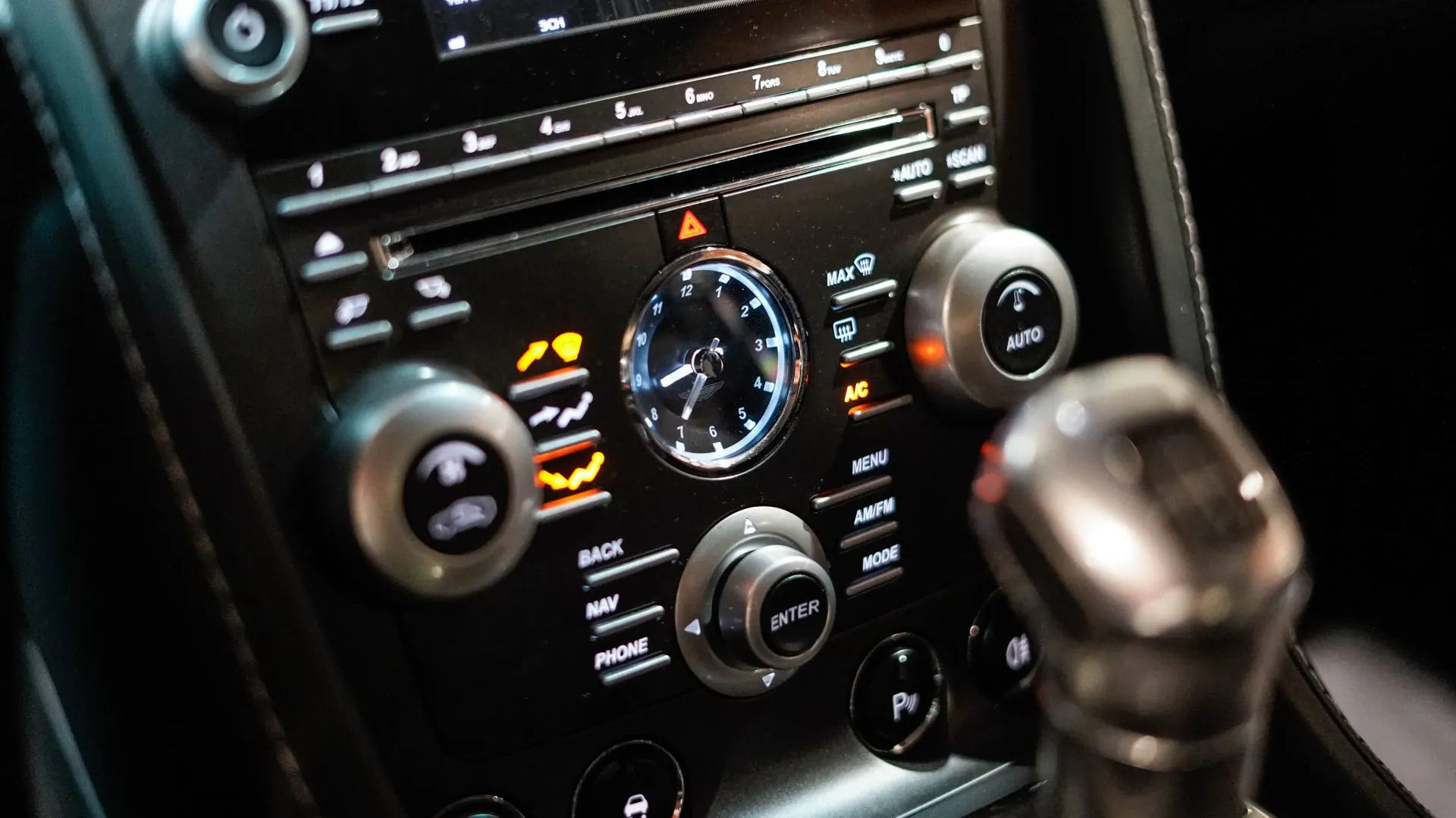 Aston Martin V12 — photo 16