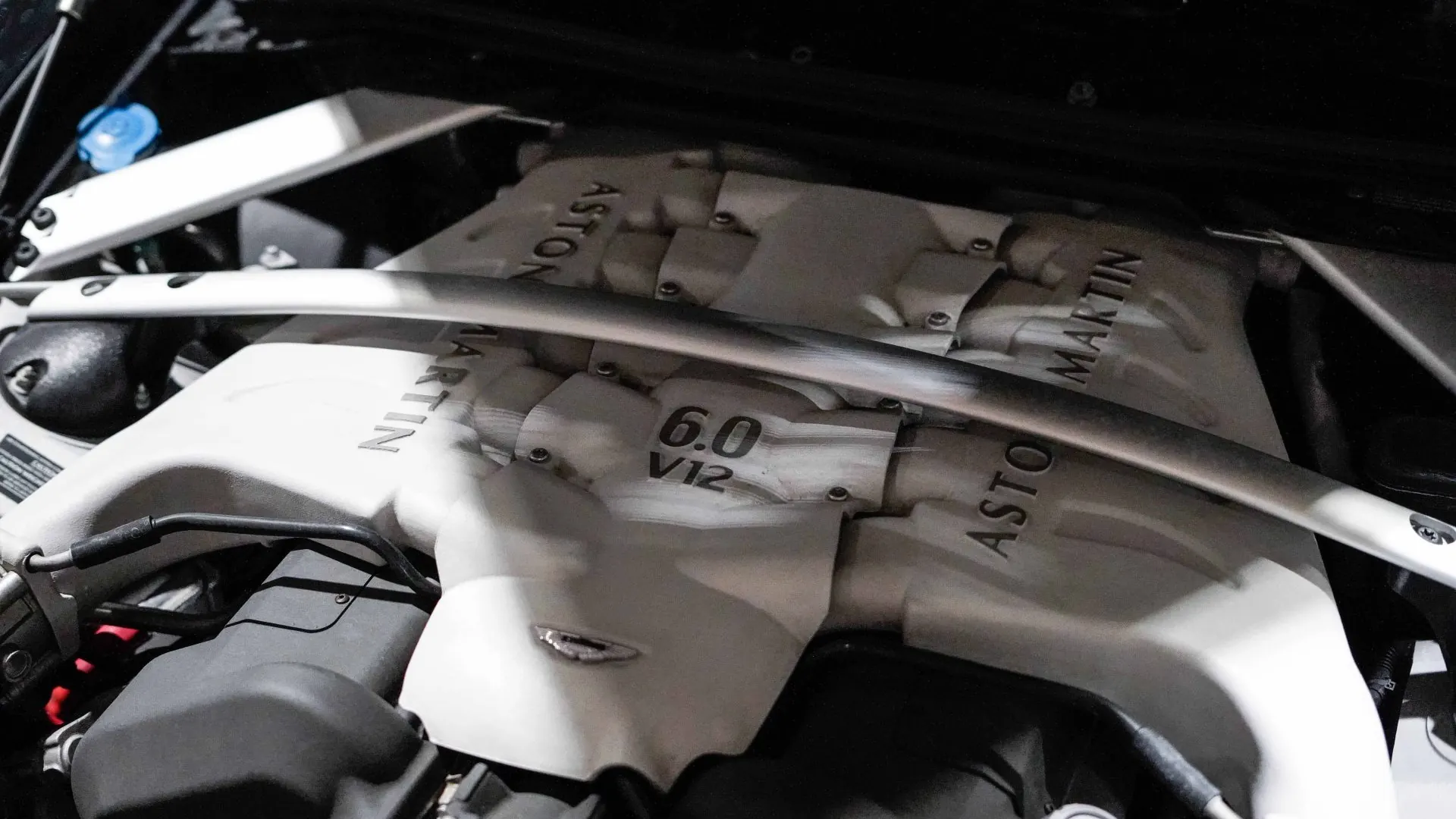 Aston Martin V12 — photo 22