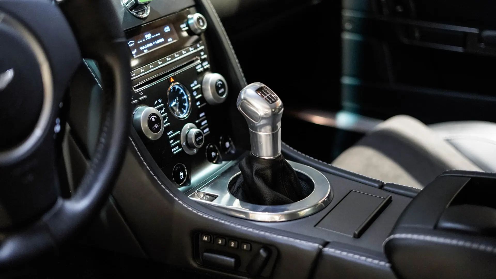 Aston Martin V12 — photo 14