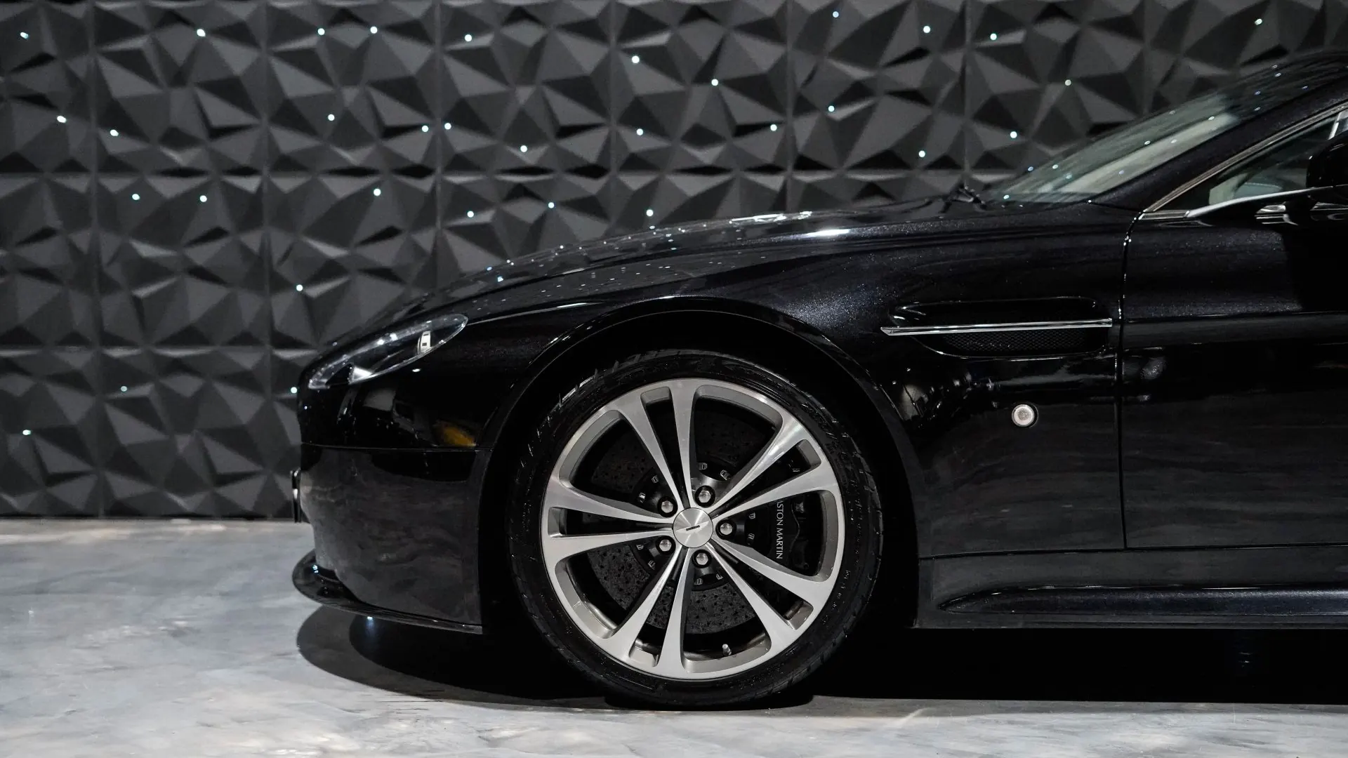 Aston Martin V12 — photo 30