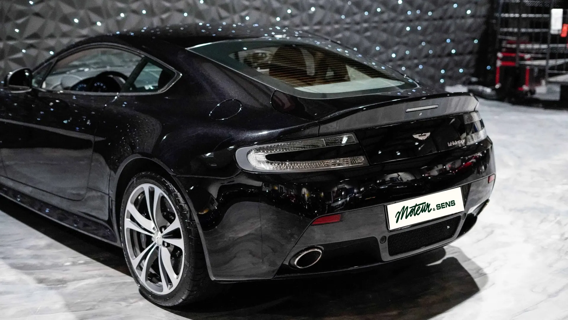 Aston Martin V12 — photo 36