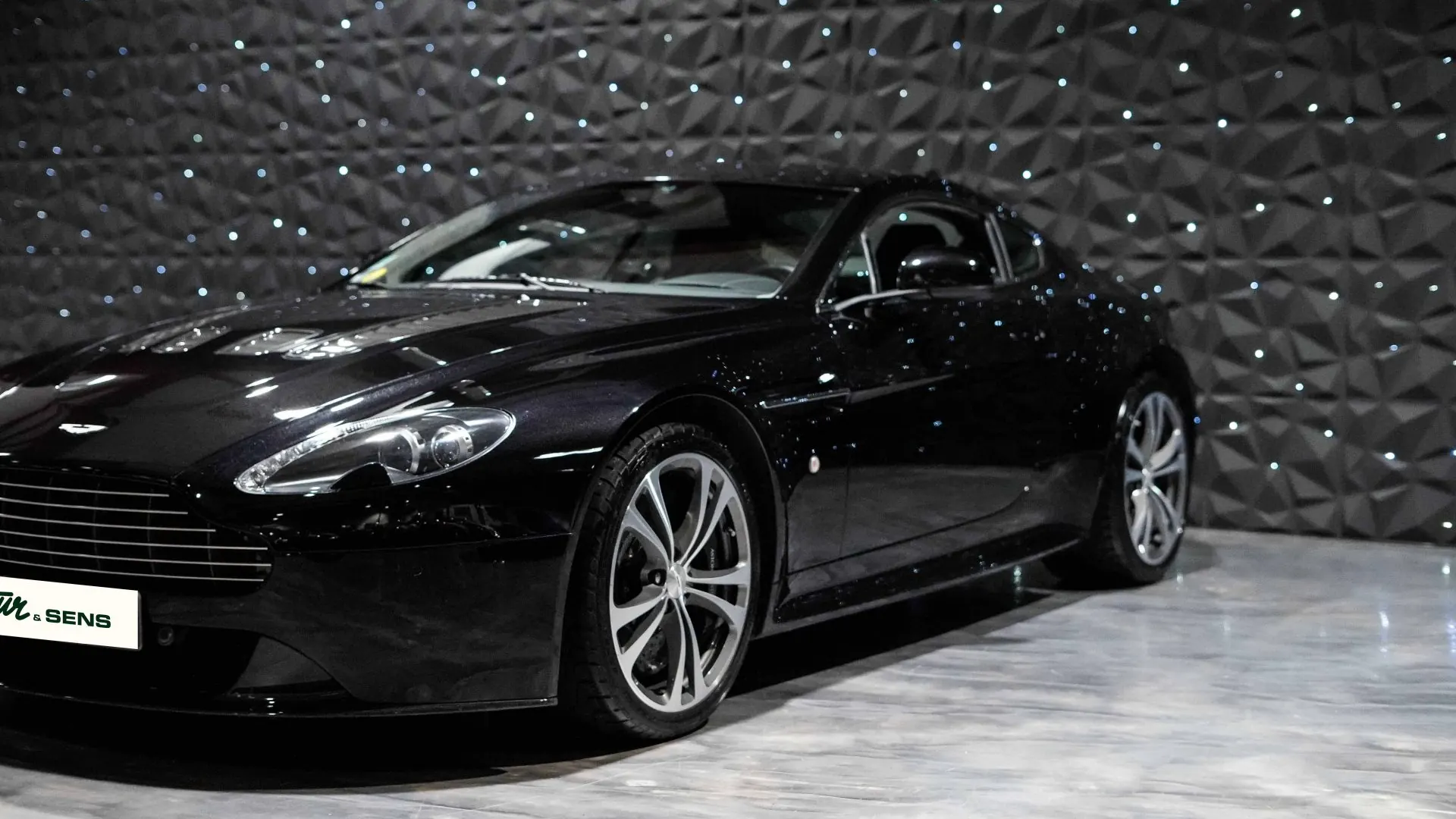 Aston Martin V12 — photo 25