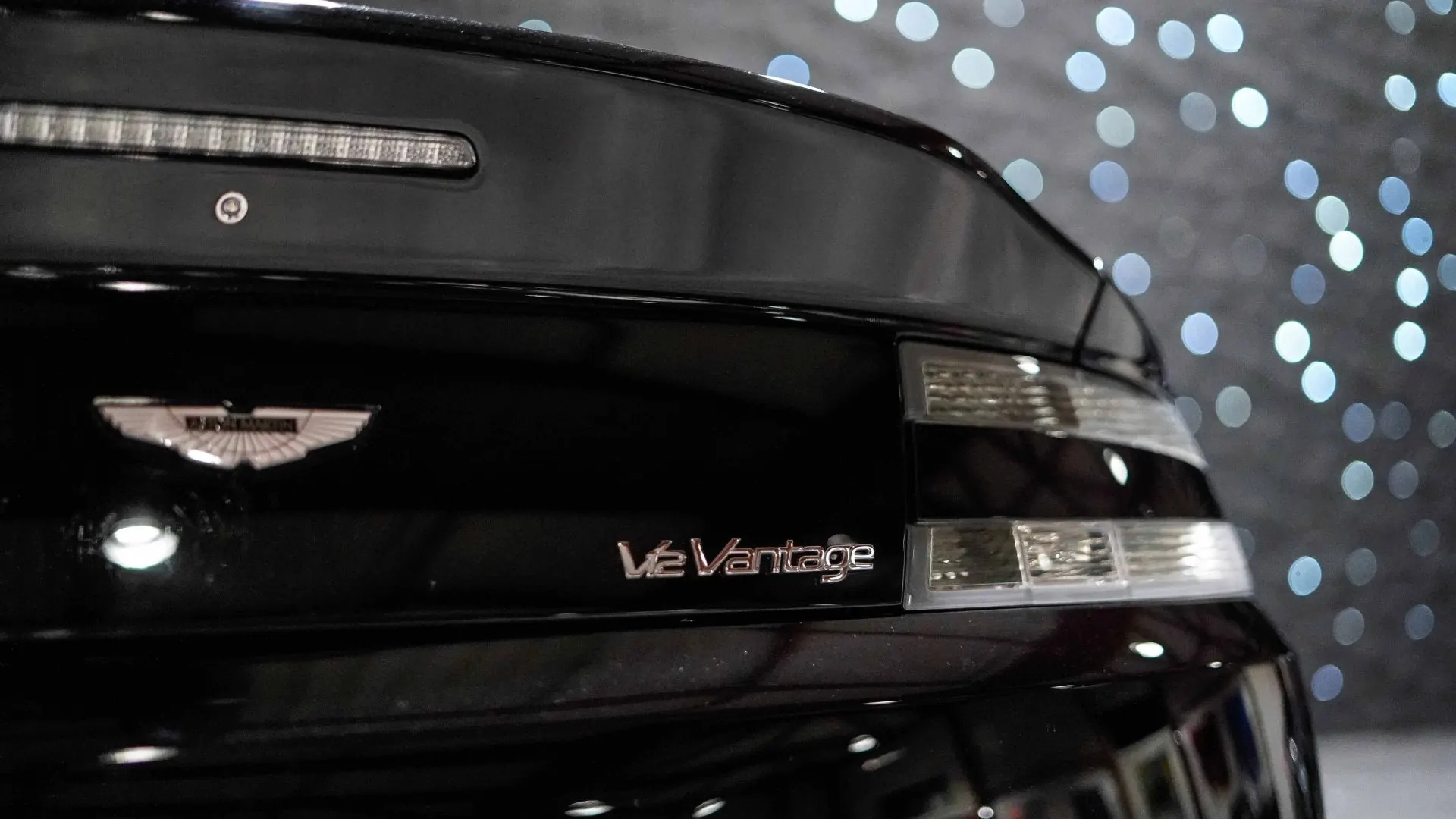 Aston Martin V12 — photo 33