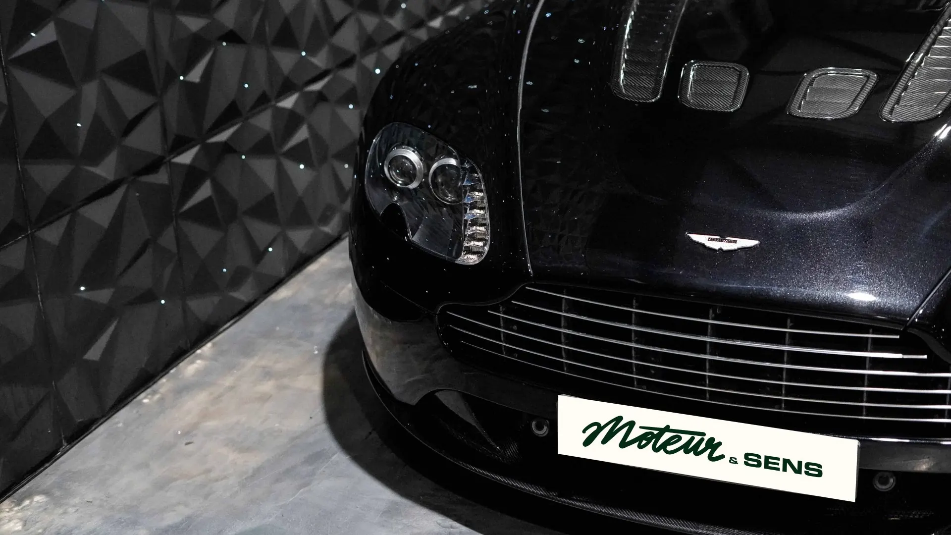 Aston Martin V12 — photo 37