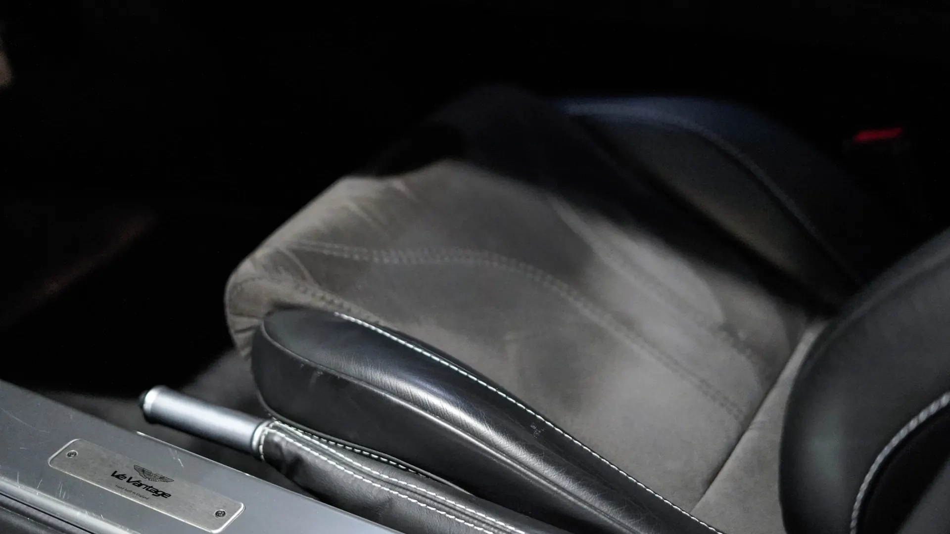 Aston Martin V12 — photo 12