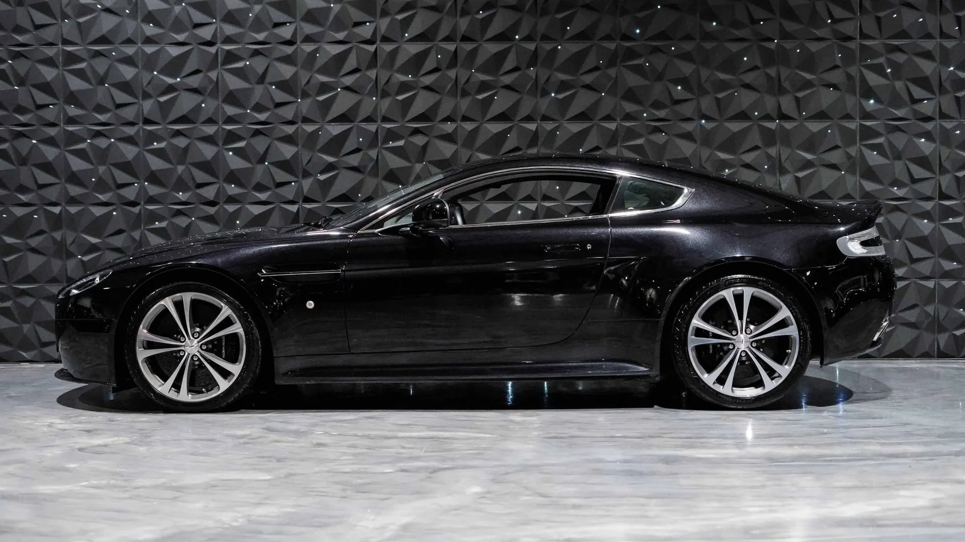 Aston Martin V12 — photo 32