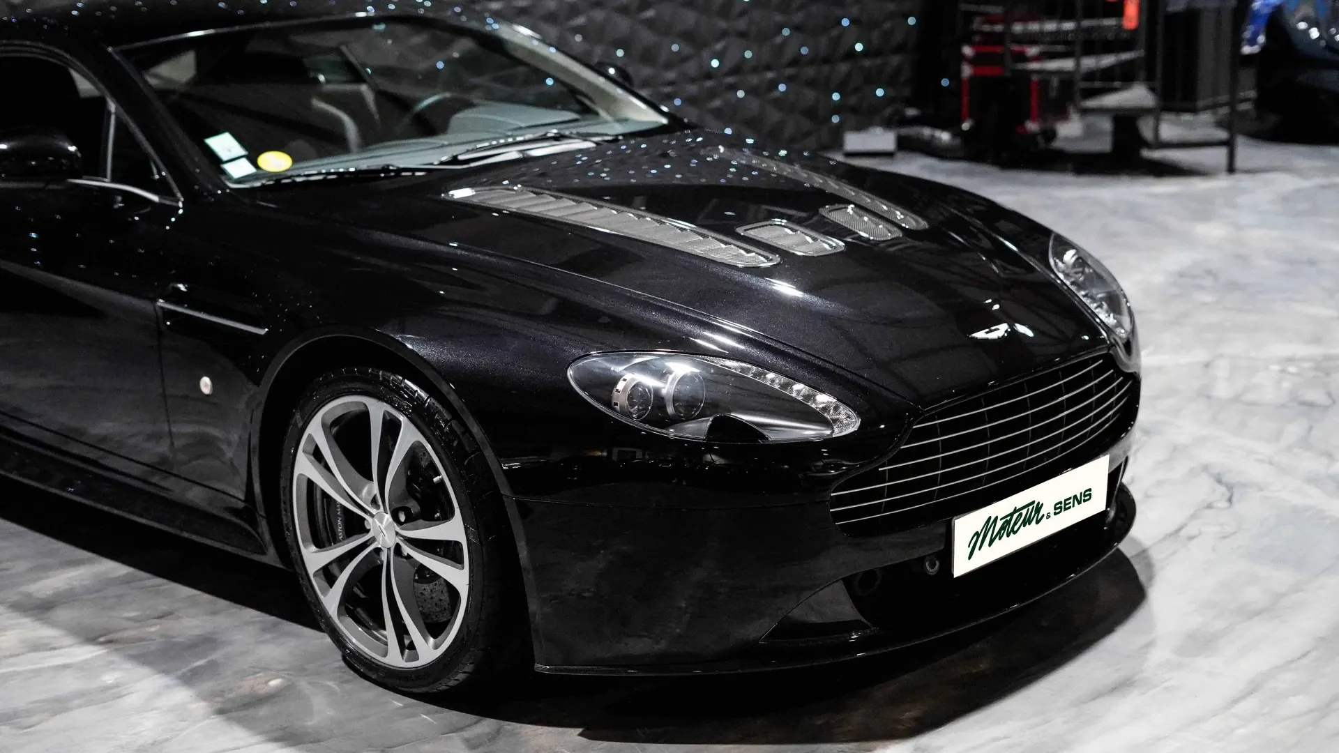 Aston Martin V12 — photo 35