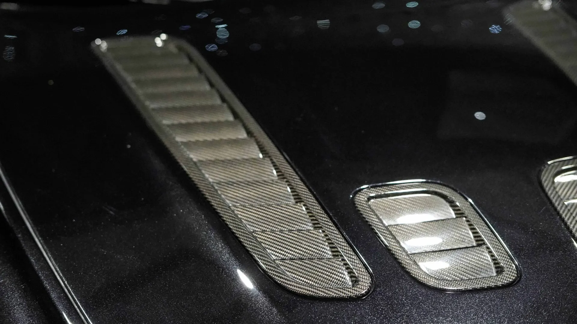 Aston Martin V12 — photo 24