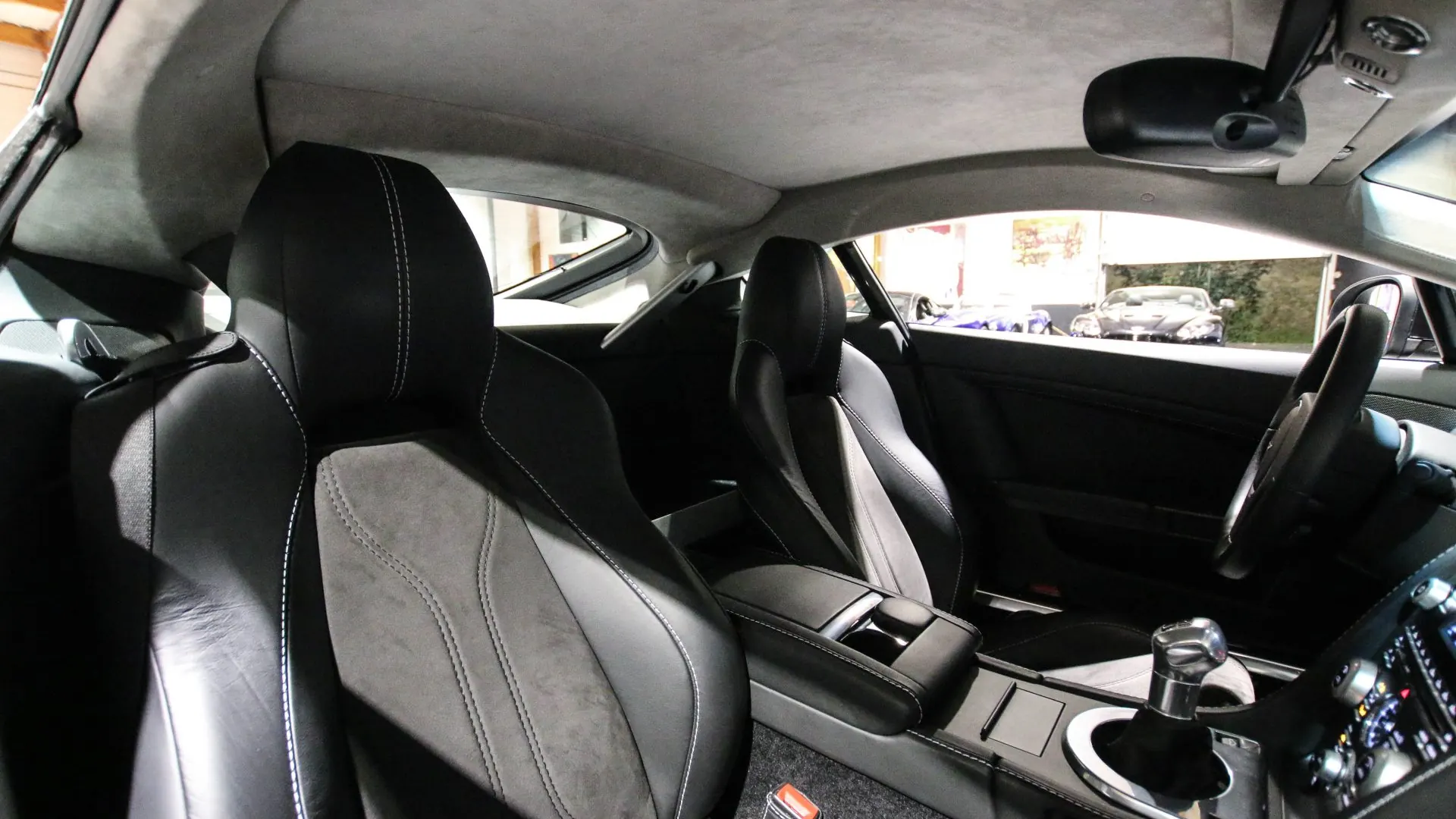 Aston Martin V12 — photo 18