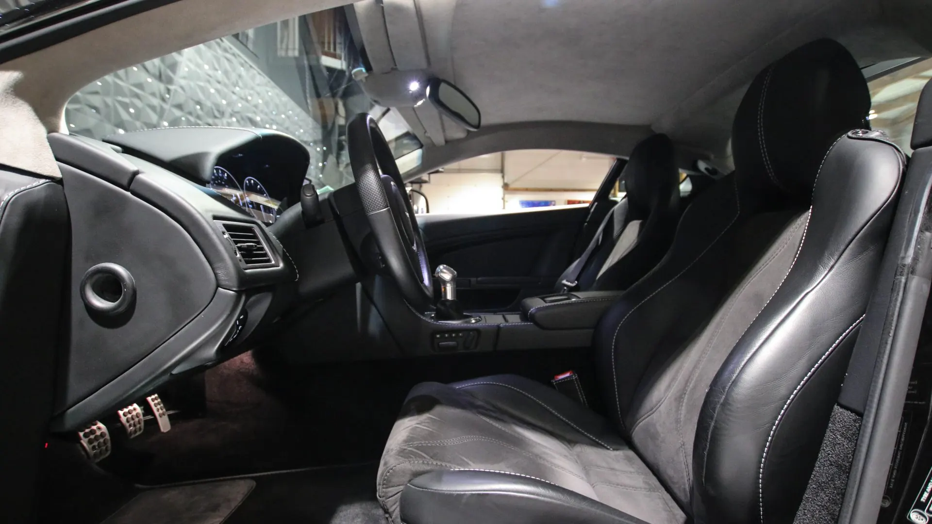 Aston Martin V12 — photo 7