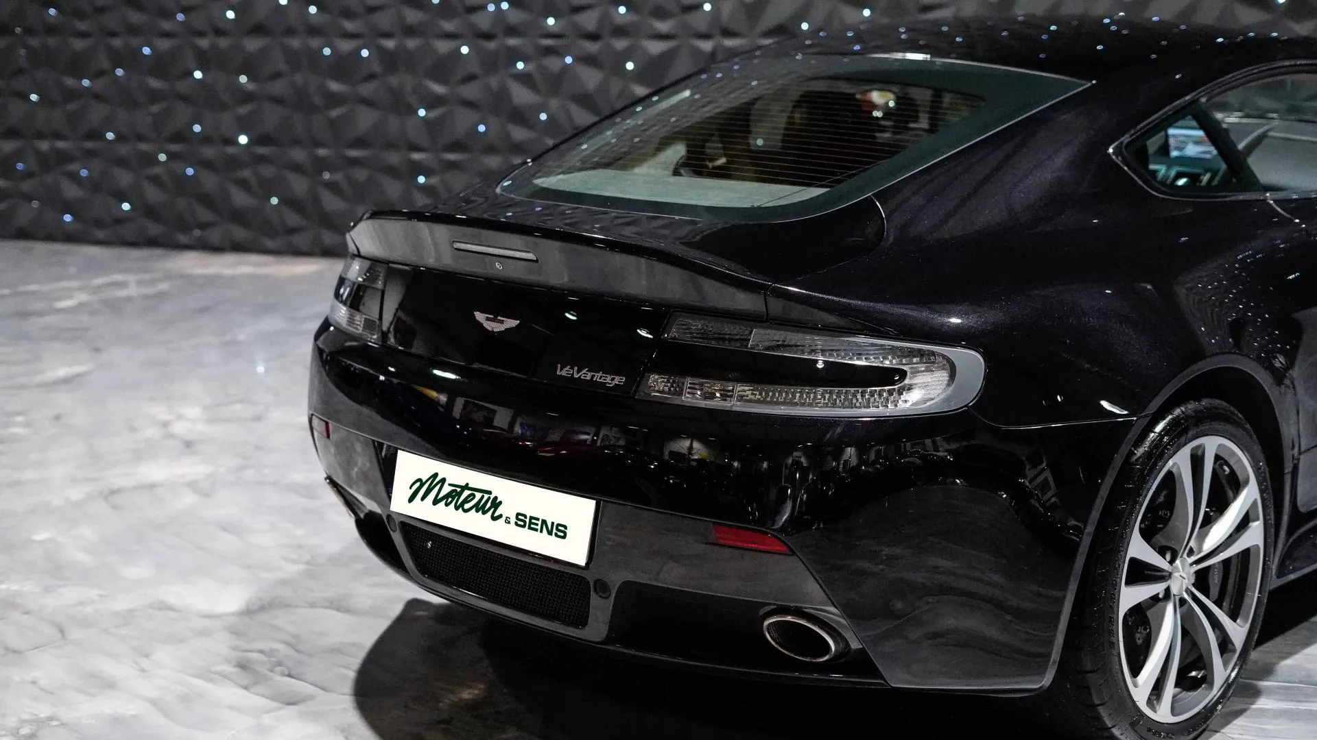 Aston Martin V12 — photo 40