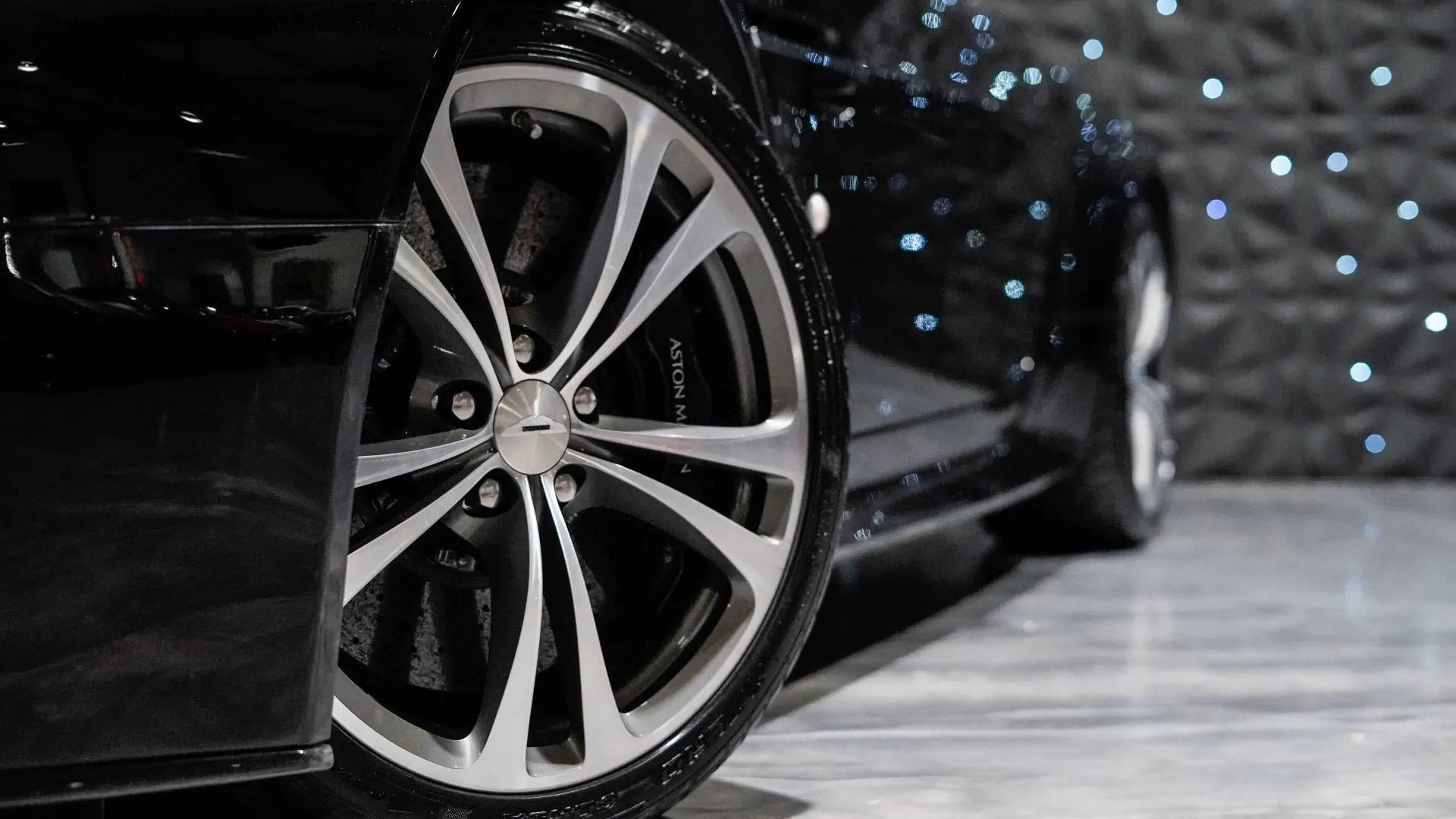 Aston Martin V12 — photo 28