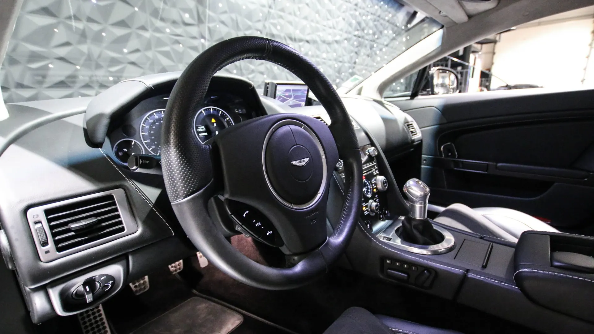Aston Martin V12 — photo 20