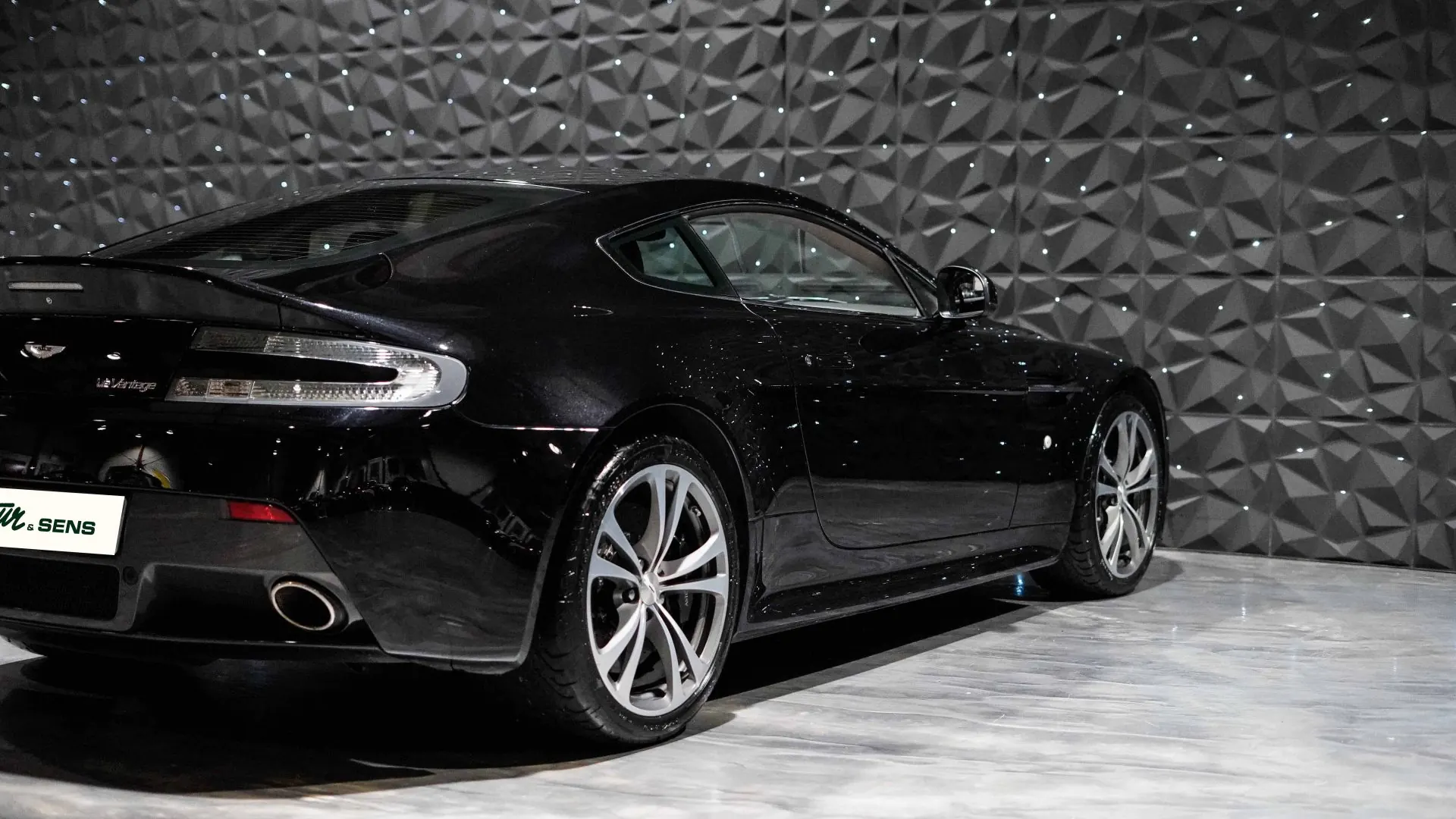 Aston Martin V12 — photo 39