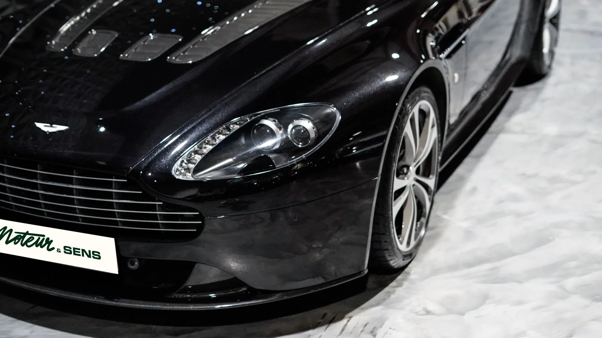 Aston Martin V12 — photo 38