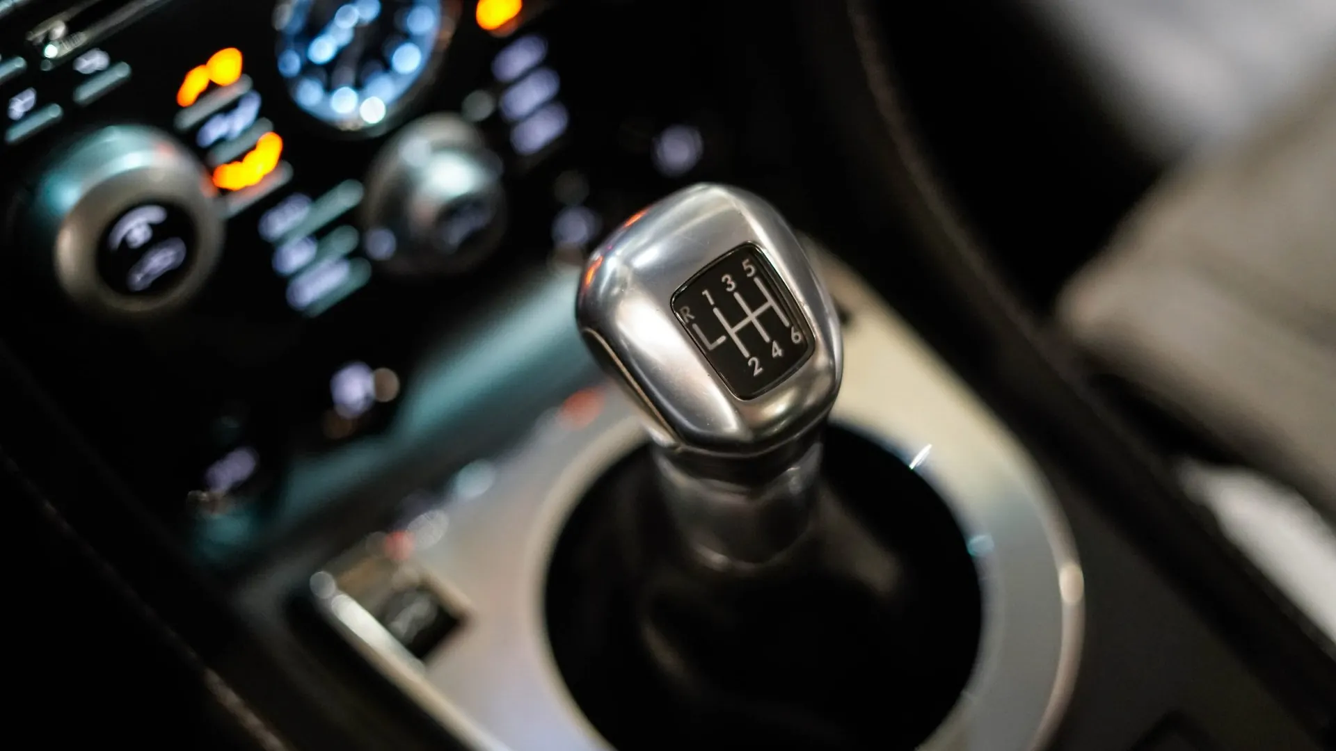 Aston Martin V12 — photo 15