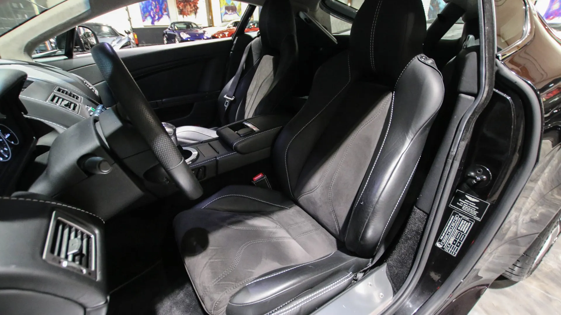 Aston Martin V12 — photo 6