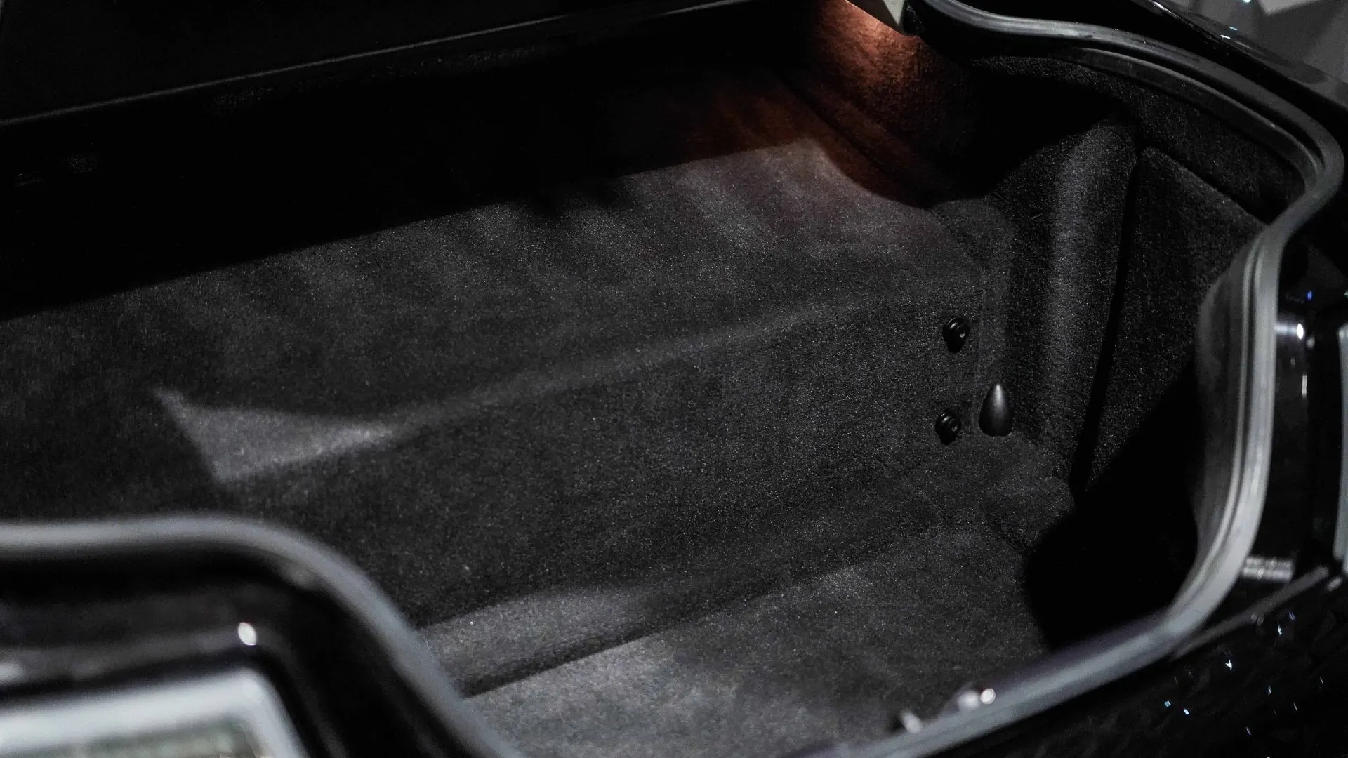 Aston Martin V12 — photo 21