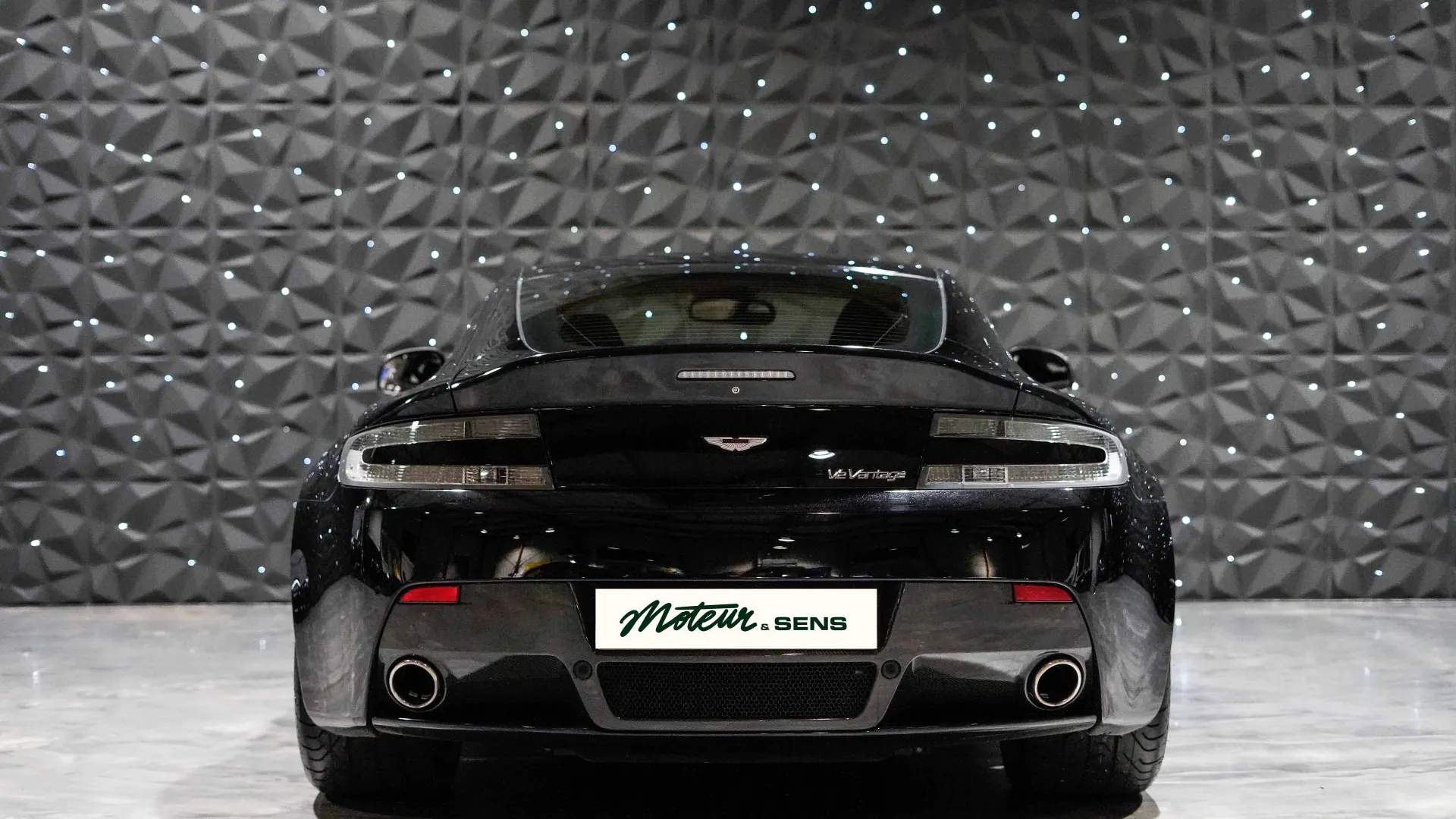 Aston Martin V12 — photo 5
