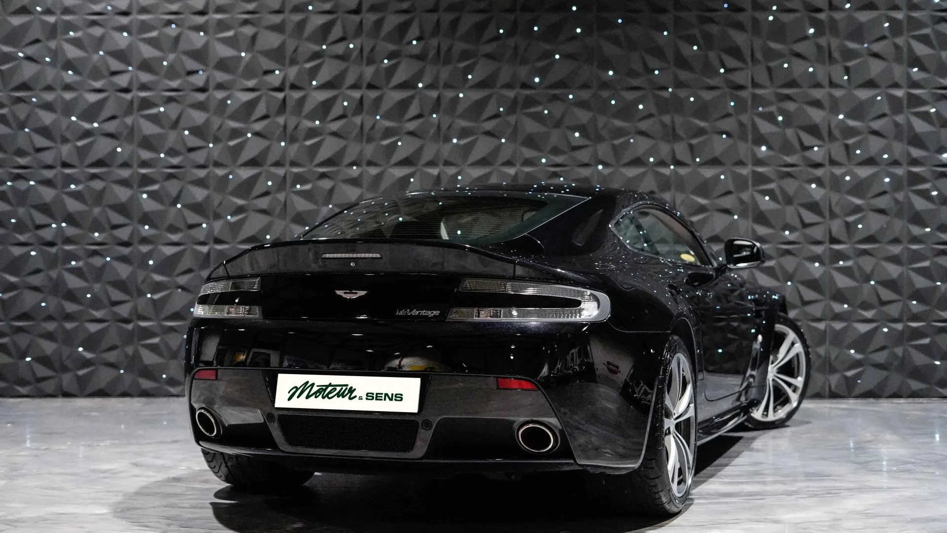 Aston Martin V12 — photo 3