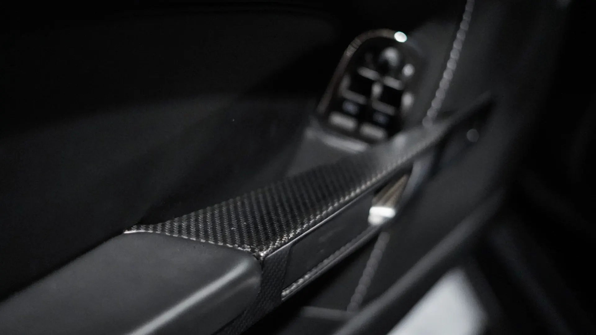 Aston Martin V12 — photo 11