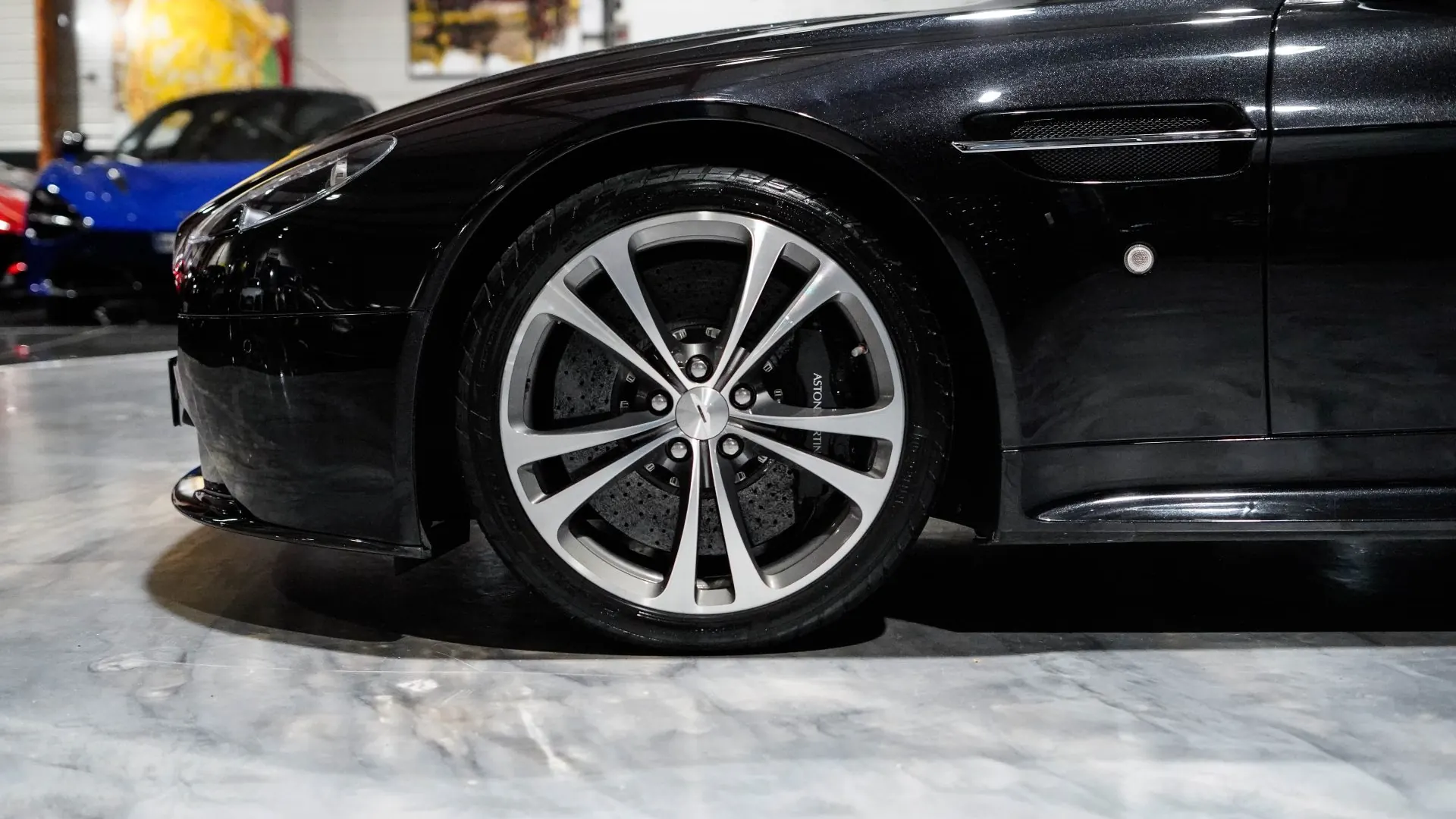 Aston Martin V12 — photo 26