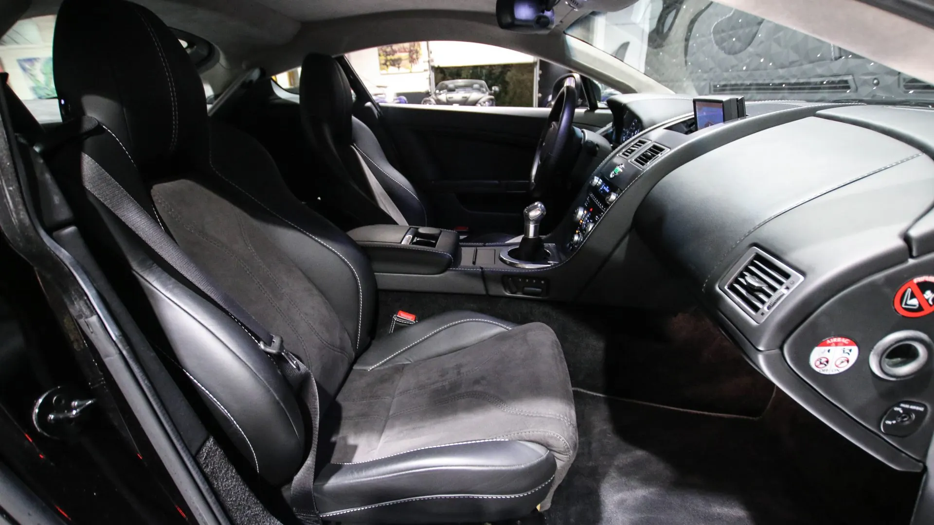 Aston Martin V12 — photo 19