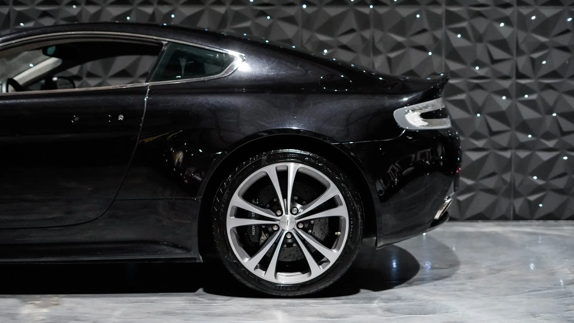 Aston Martin V12 — photo 31