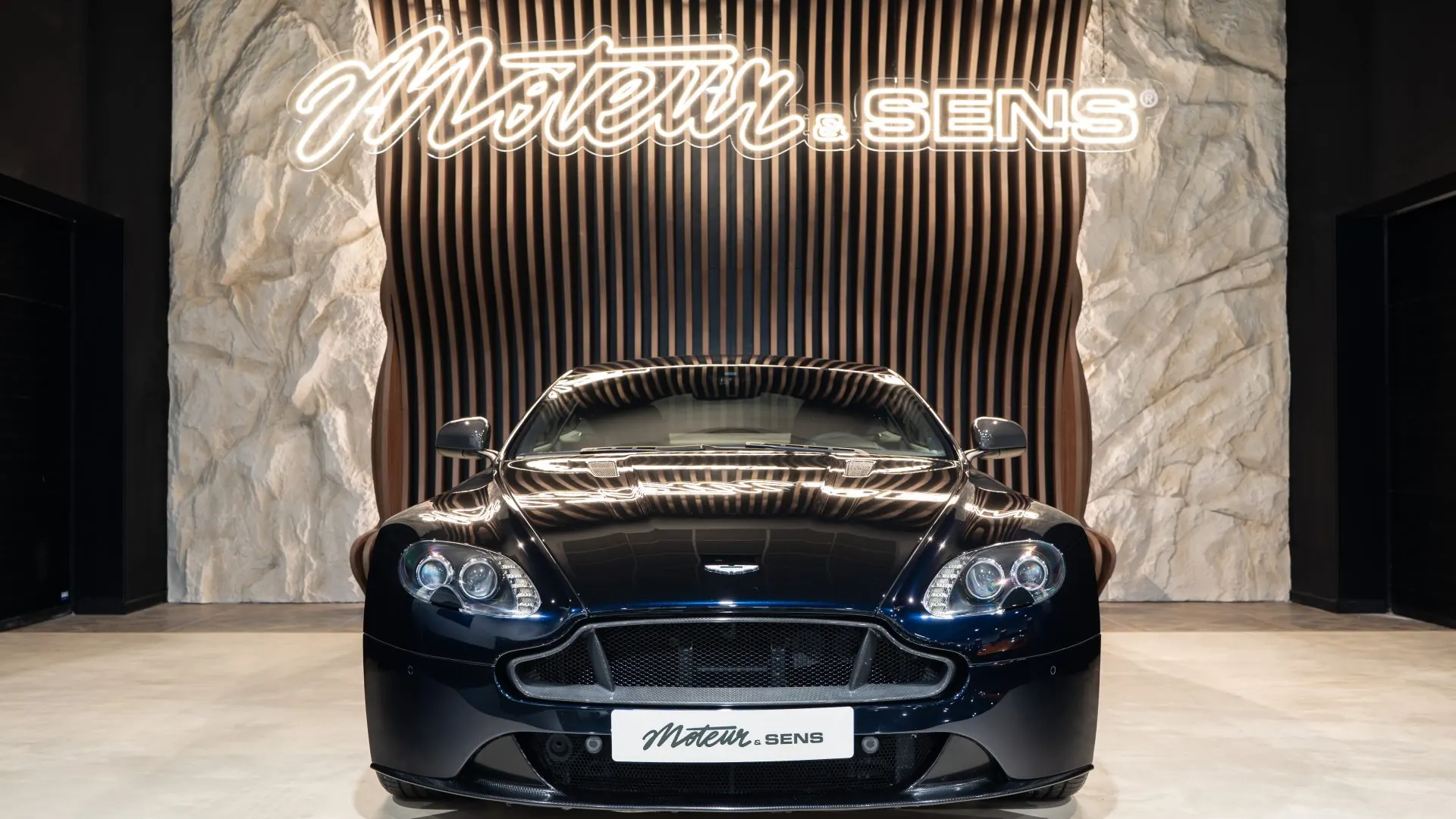Aston Martin V8 — photo 3
