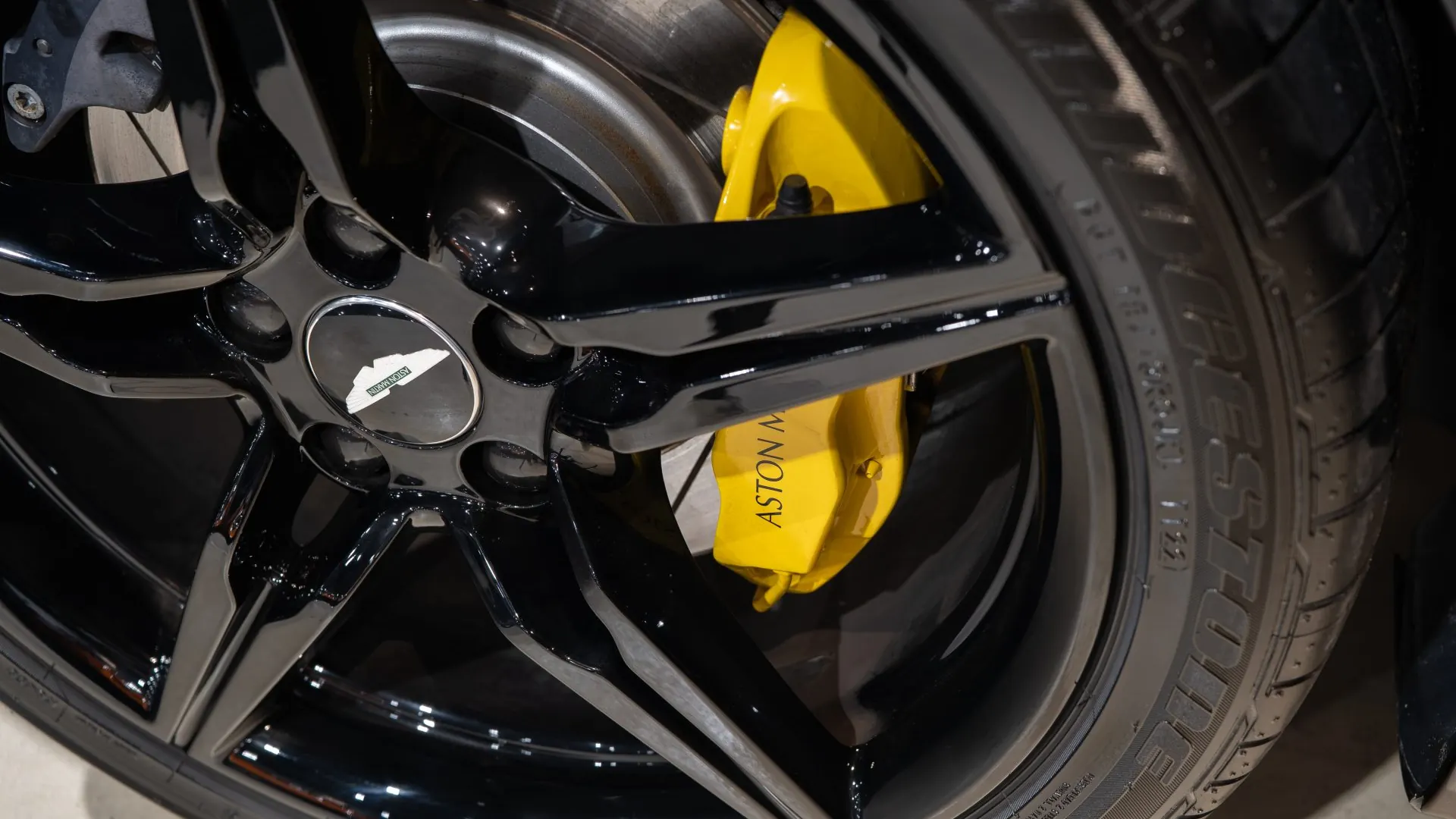 Aston Martin V8 — photo 44