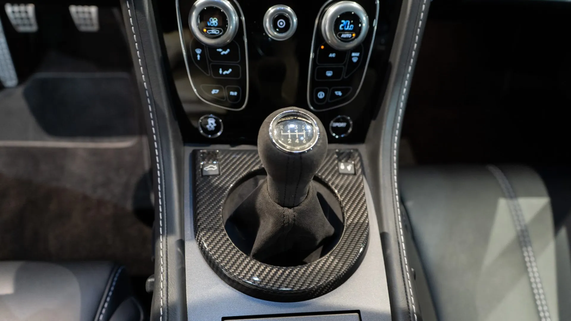 Aston Martin V8 — photo 19